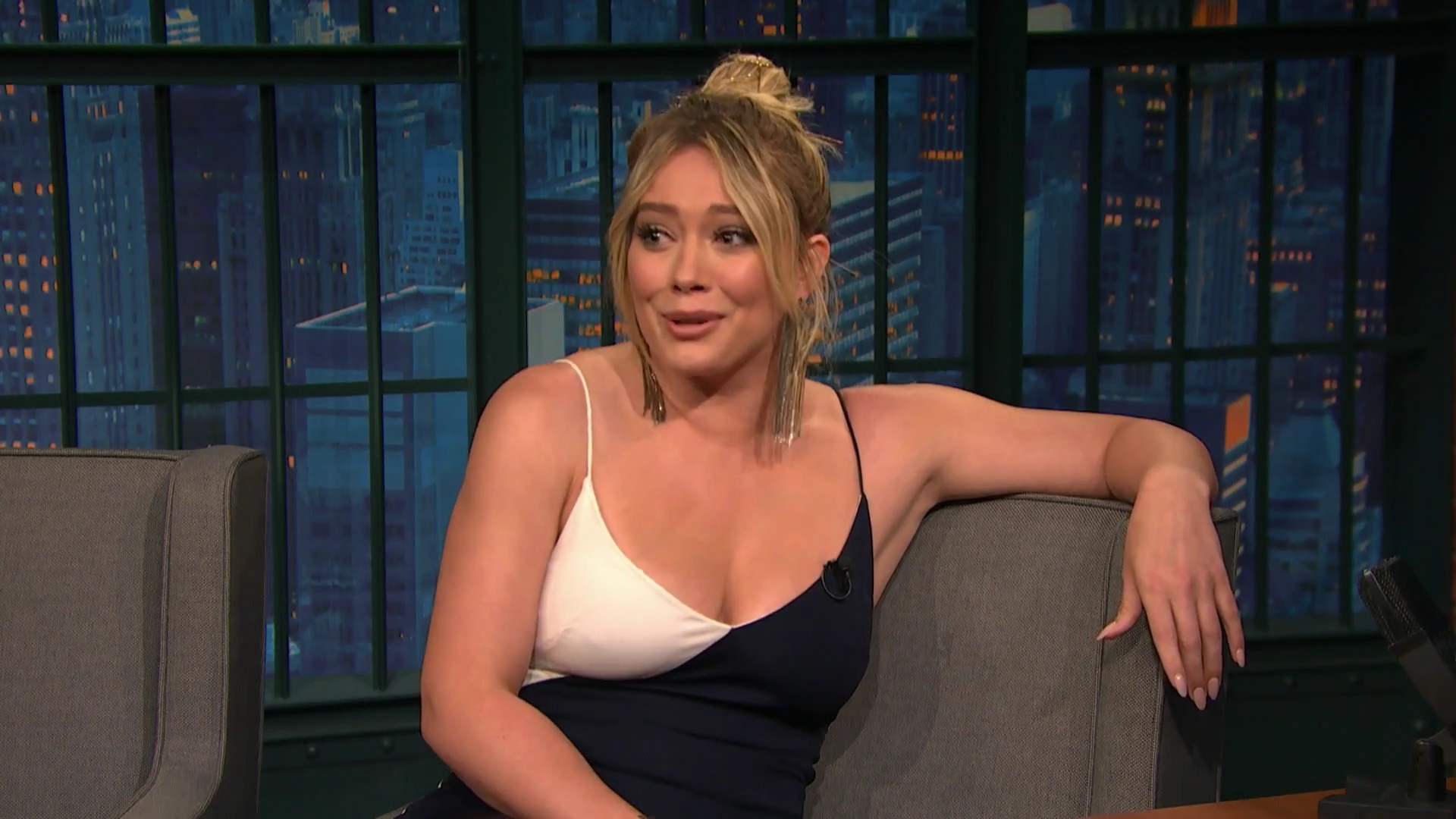 DailyDuff-dot-NL_2017LateNightWithSethMeyers0056.jpg