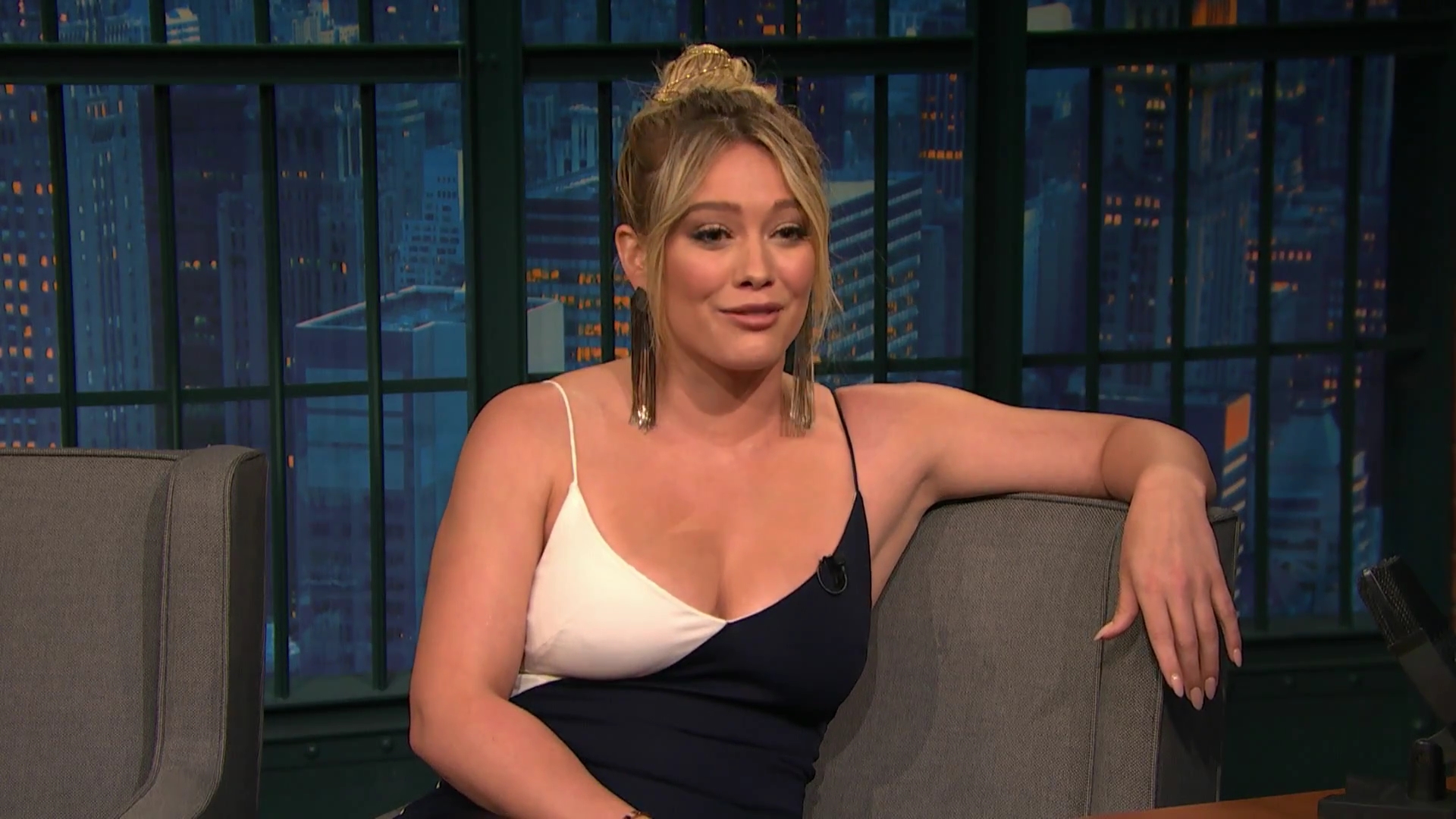 DailyDuff-dot-NL_2017LateNightWithSethMeyers0057.jpg