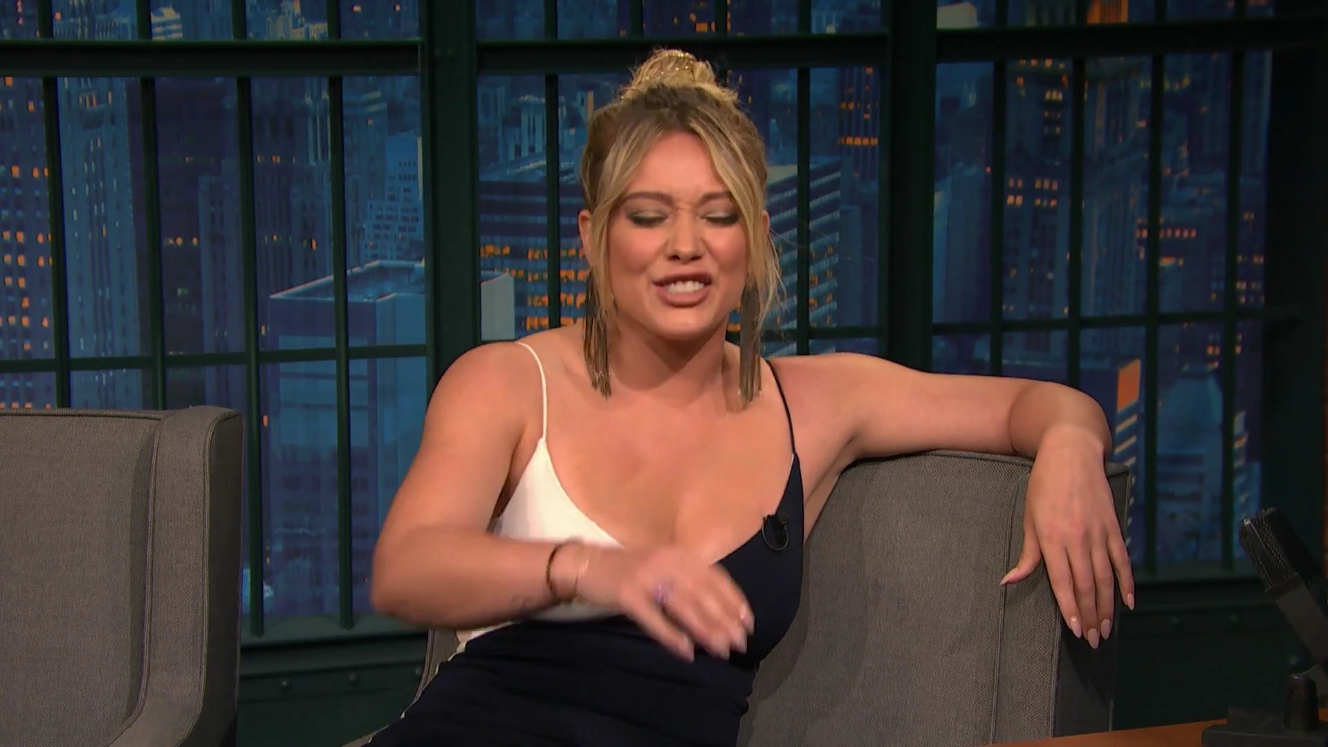 DailyDuff-dot-NL_2017LateNightWithSethMeyers0058.jpg