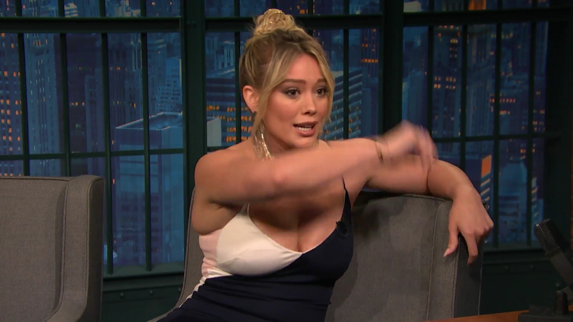 DailyDuff-dot-NL_2017LateNightWithSethMeyers0060.jpg