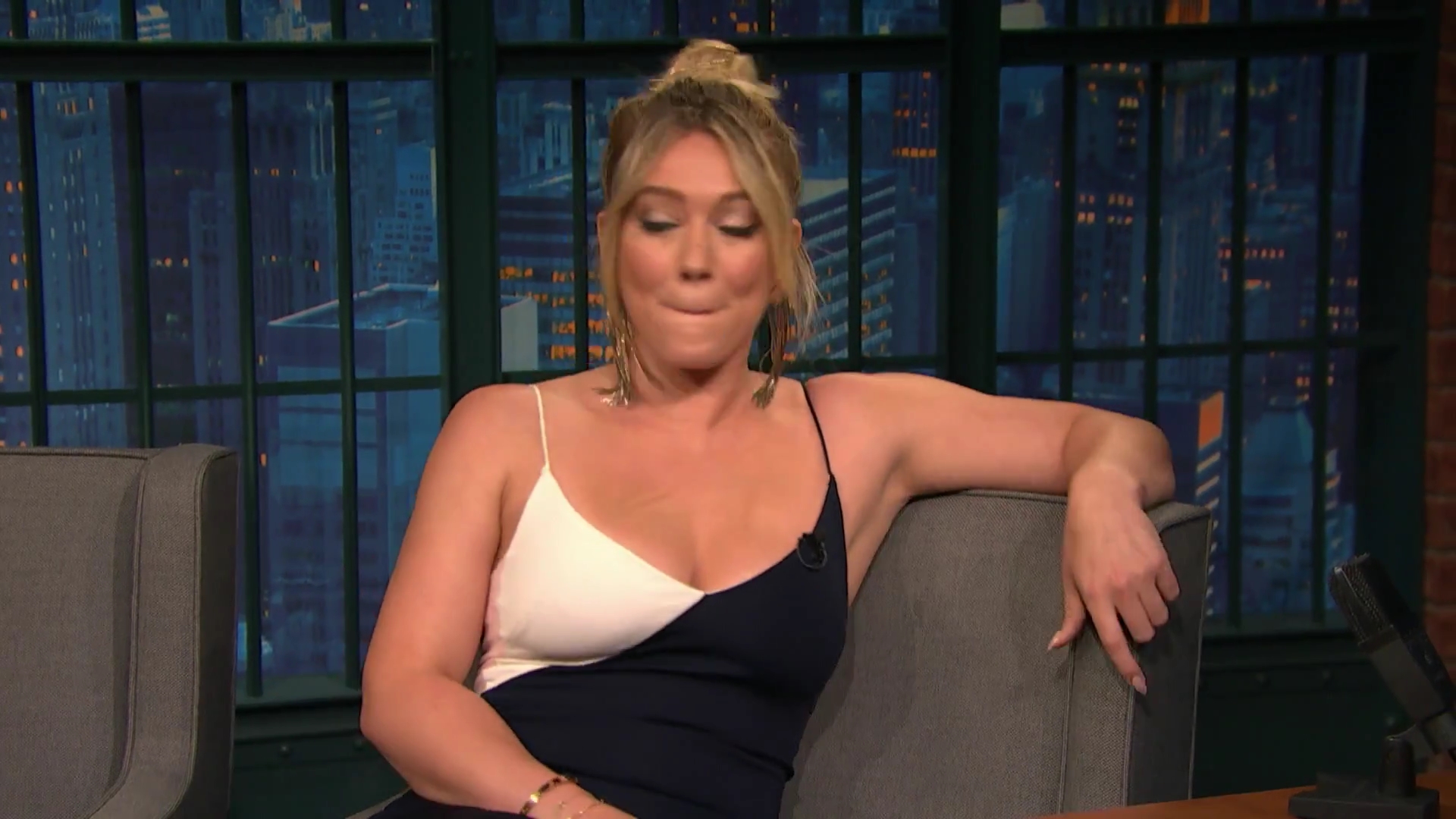 DailyDuff-dot-NL_2017LateNightWithSethMeyers0061.jpg