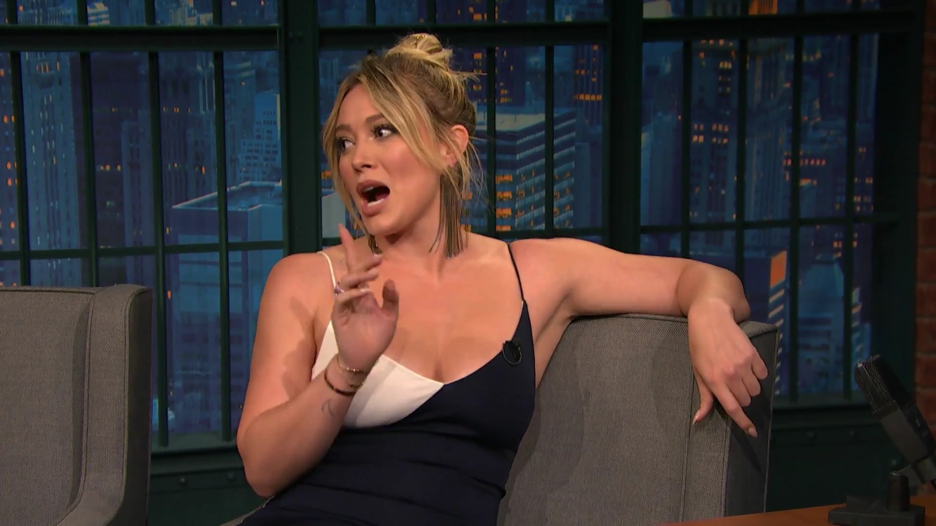 DailyDuff-dot-NL_2017LateNightWithSethMeyers0062.jpg