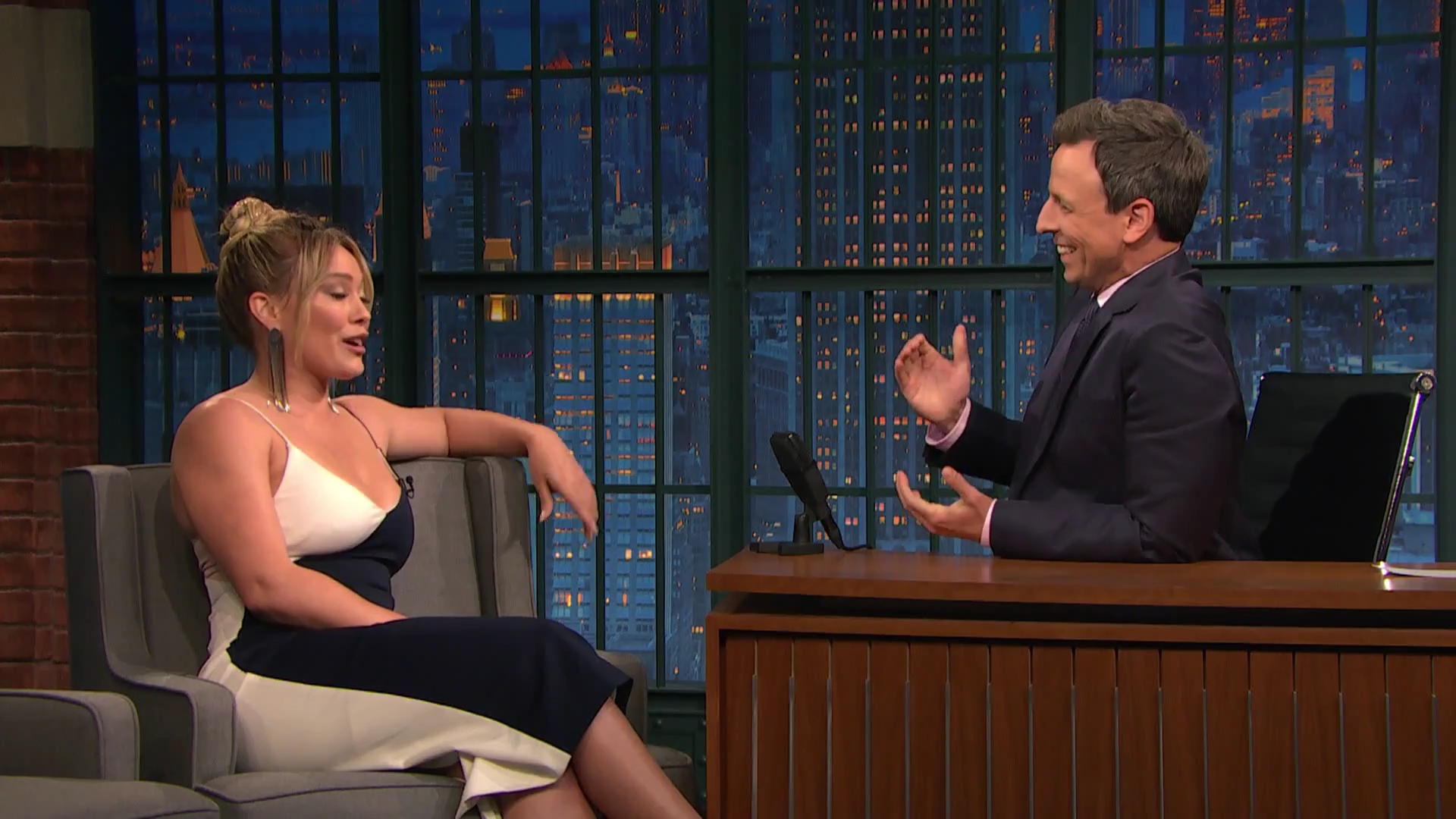 DailyDuff-dot-NL_2017LateNightWithSethMeyers0071.jpg