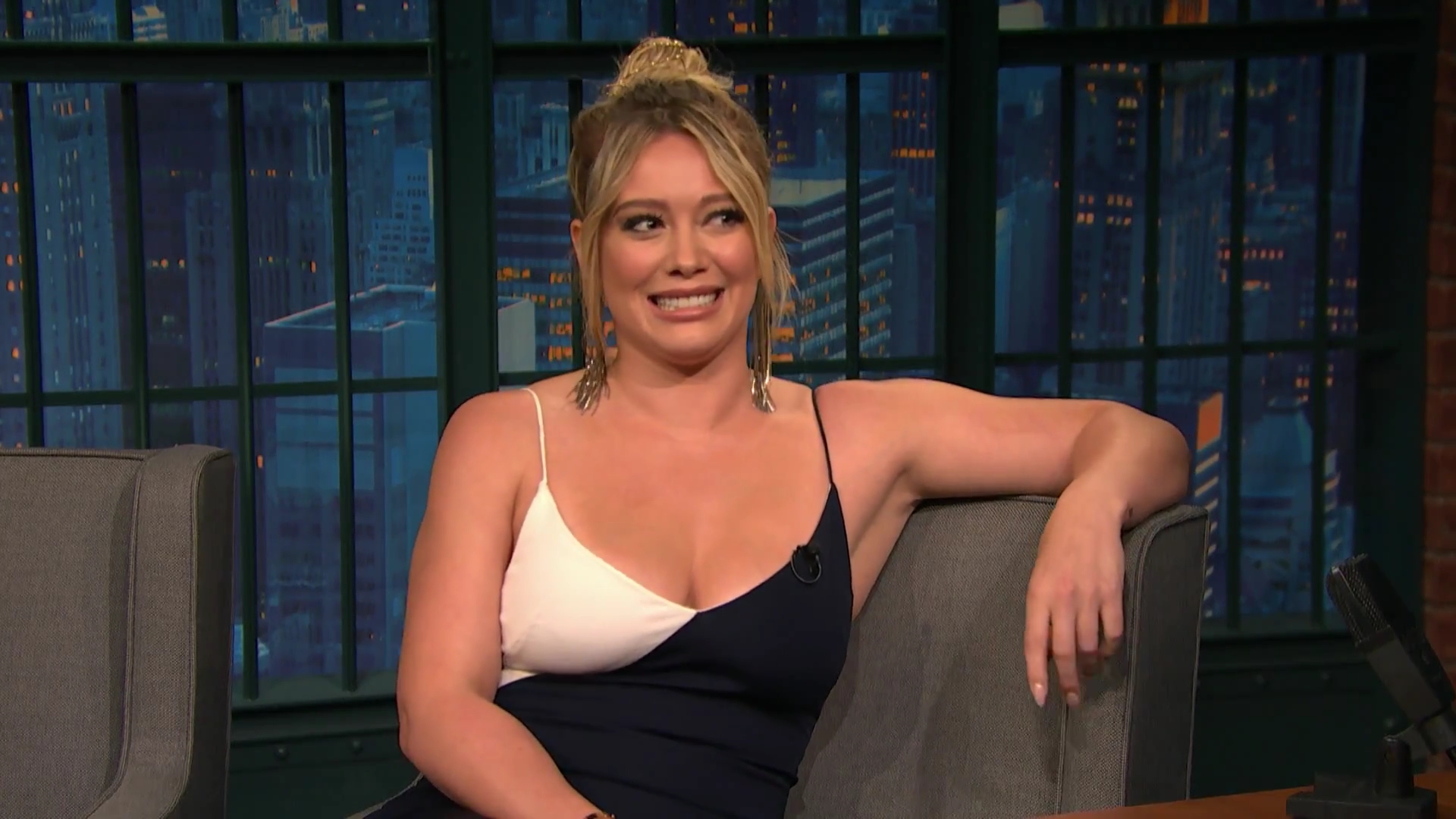 DailyDuff-dot-NL_2017LateNightWithSethMeyers0074.jpg