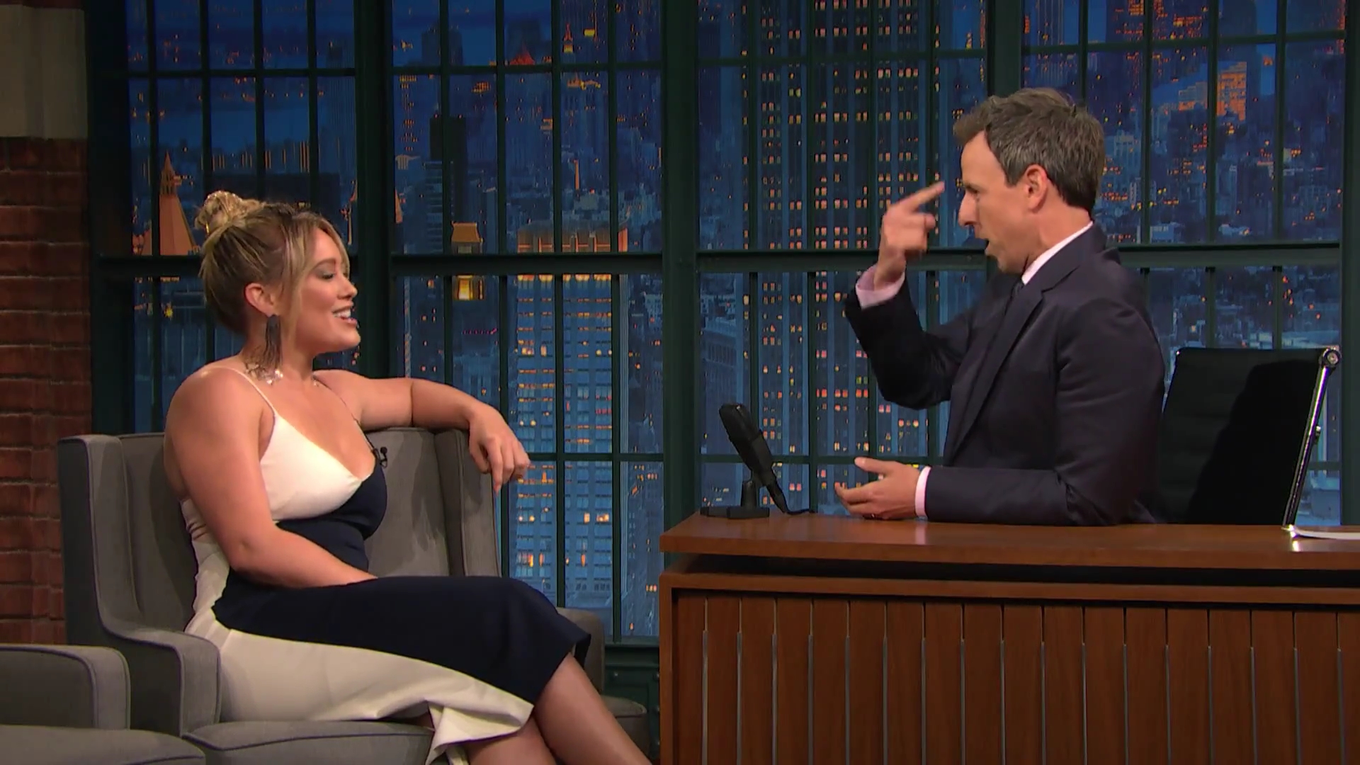 DailyDuff-dot-NL_2017LateNightWithSethMeyers0076.jpg