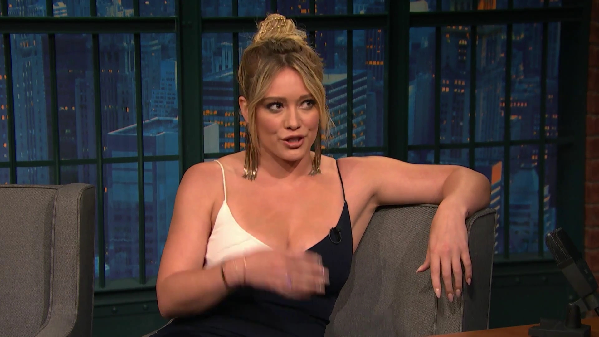 DailyDuff-dot-NL_2017LateNightWithSethMeyers0079.jpg