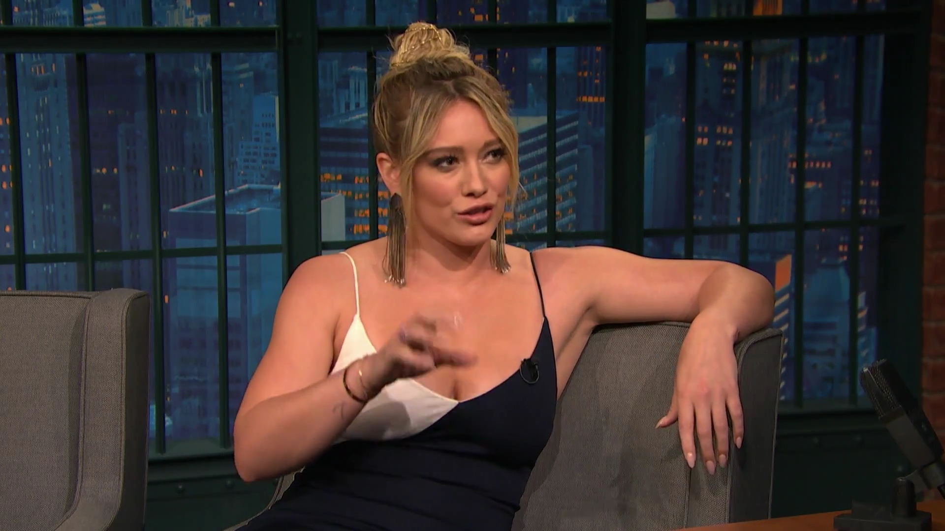 DailyDuff-dot-NL_2017LateNightWithSethMeyers0080.jpg