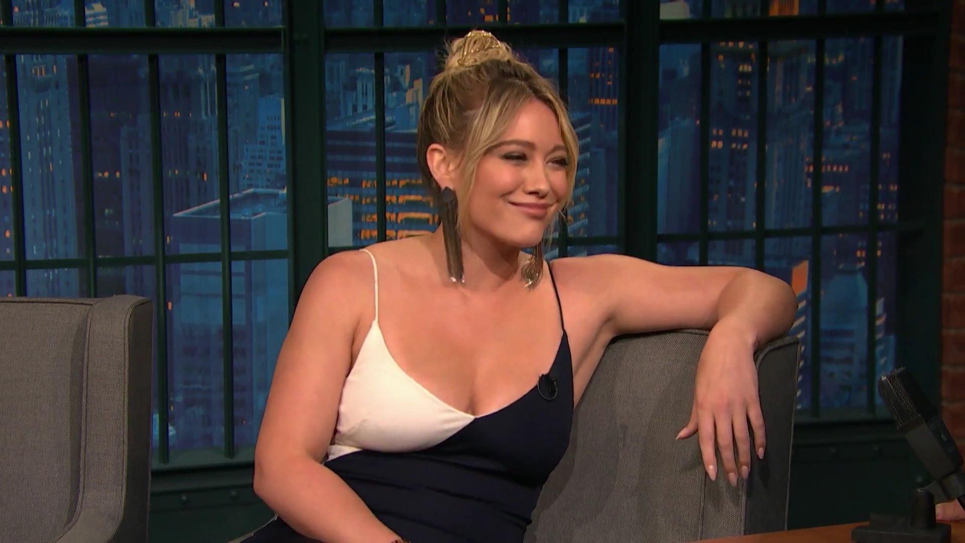 DailyDuff-dot-NL_2017LateNightWithSethMeyers0081.jpg