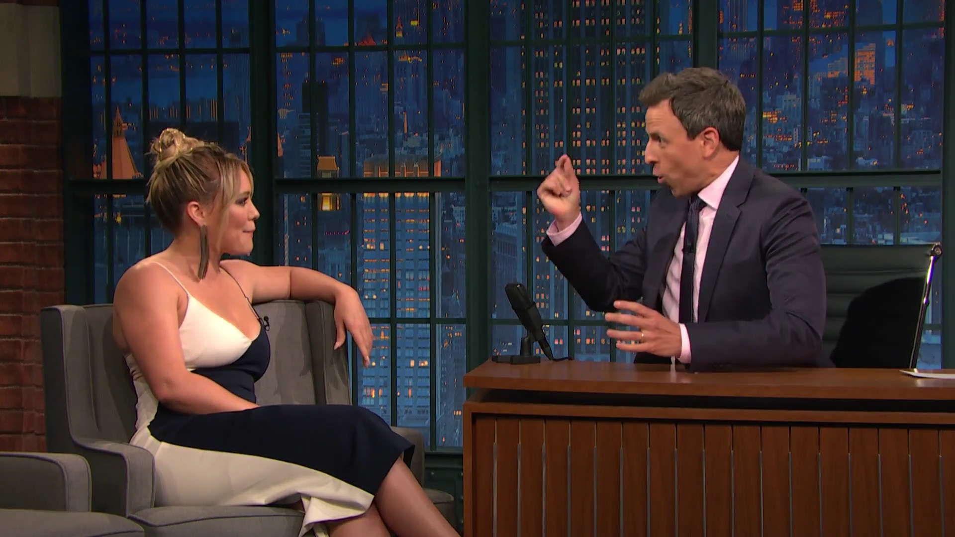 DailyDuff-dot-NL_2017LateNightWithSethMeyers0085.jpg