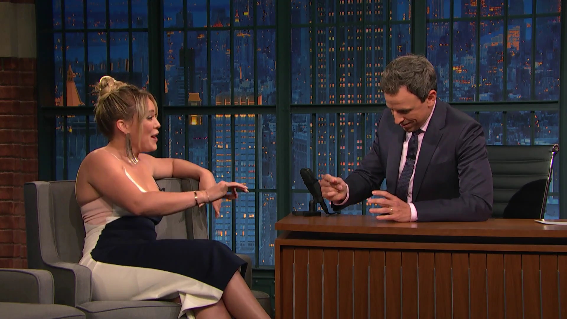 DailyDuff-dot-NL_2017LateNightWithSethMeyers0087.jpg
