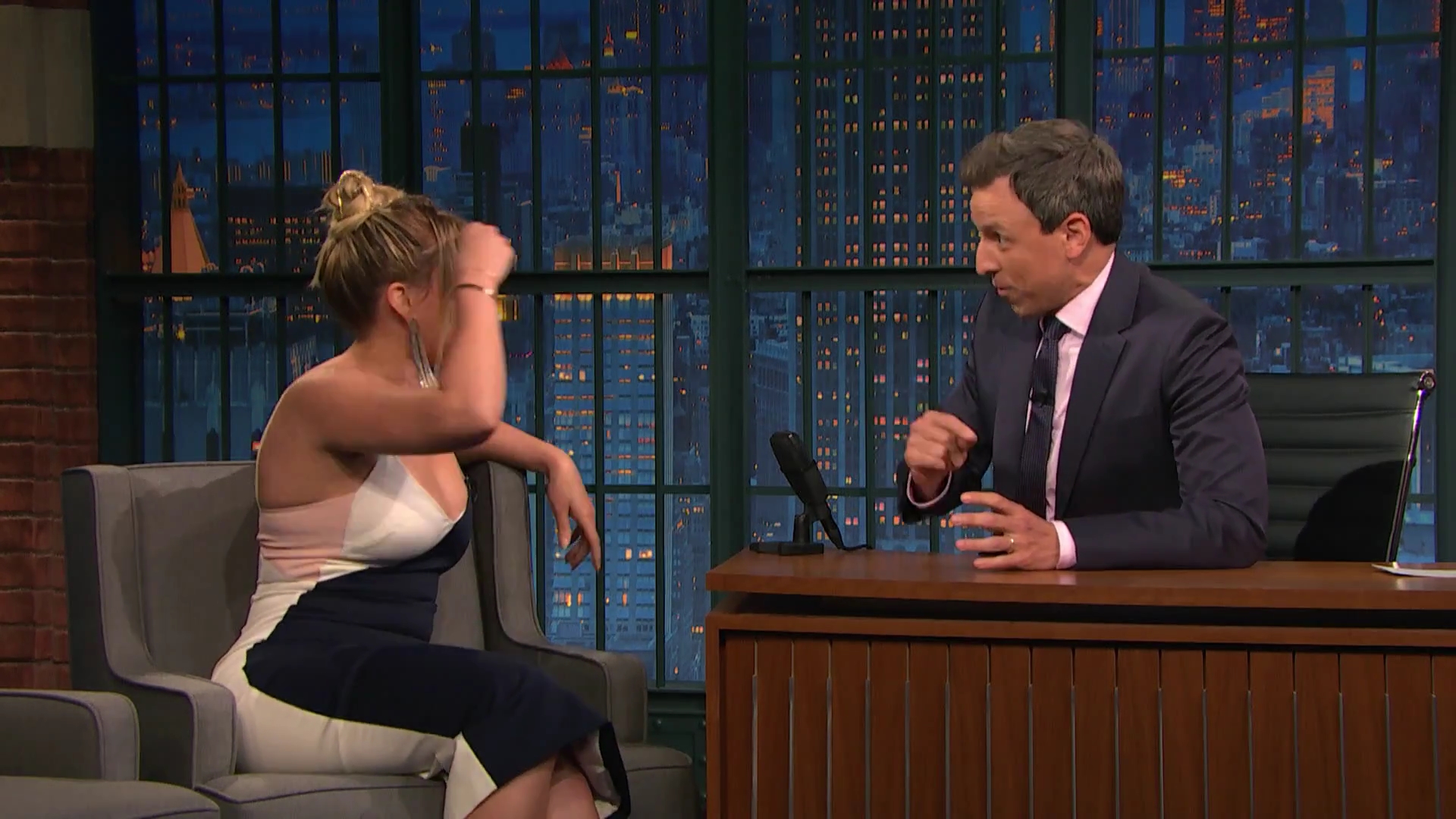 DailyDuff-dot-NL_2017LateNightWithSethMeyers0088.jpg