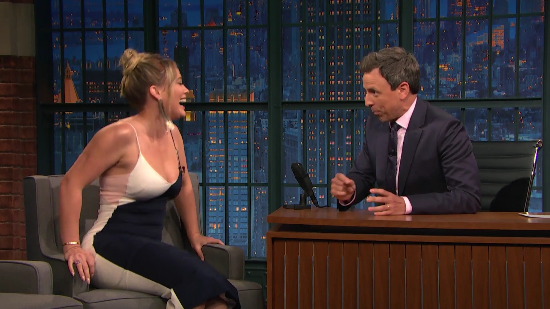 DailyDuff-dot-NL_2017LateNightWithSethMeyers0089.jpg