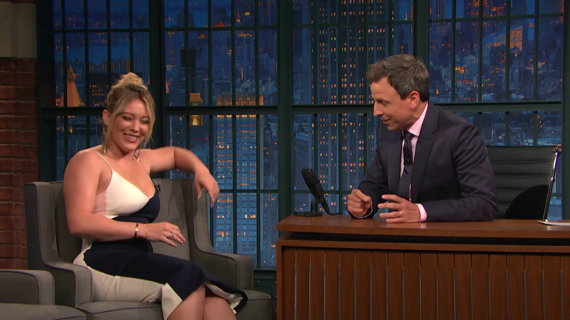 DailyDuff-dot-NL_2017LateNightWithSethMeyers0090.jpg