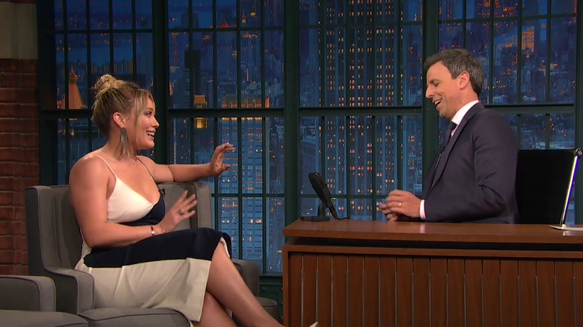 DailyDuff-dot-NL_2017LateNightWithSethMeyers0091.jpg