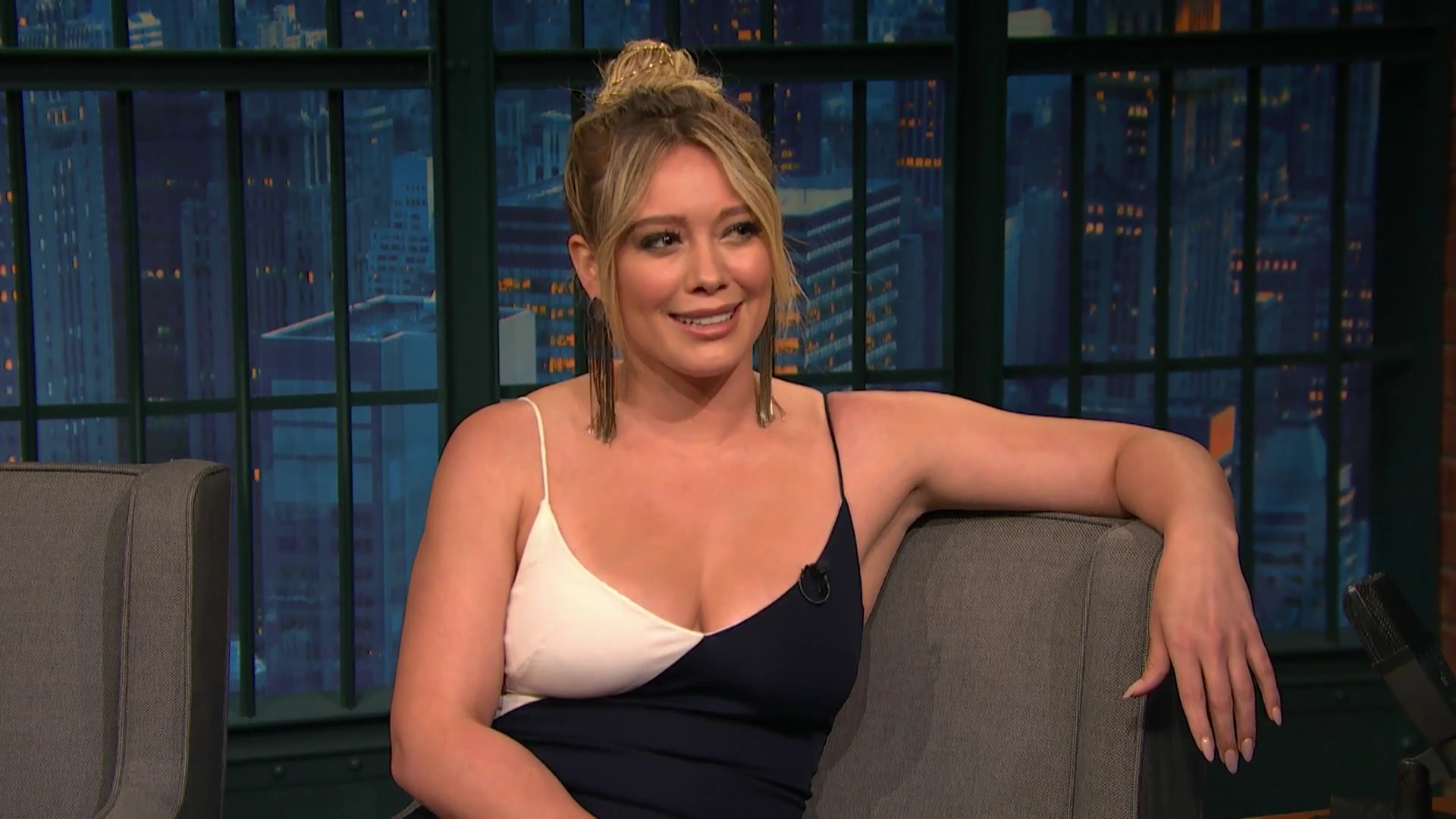 DailyDuff-dot-NL_2017LateNightWithSethMeyers0136.jpg