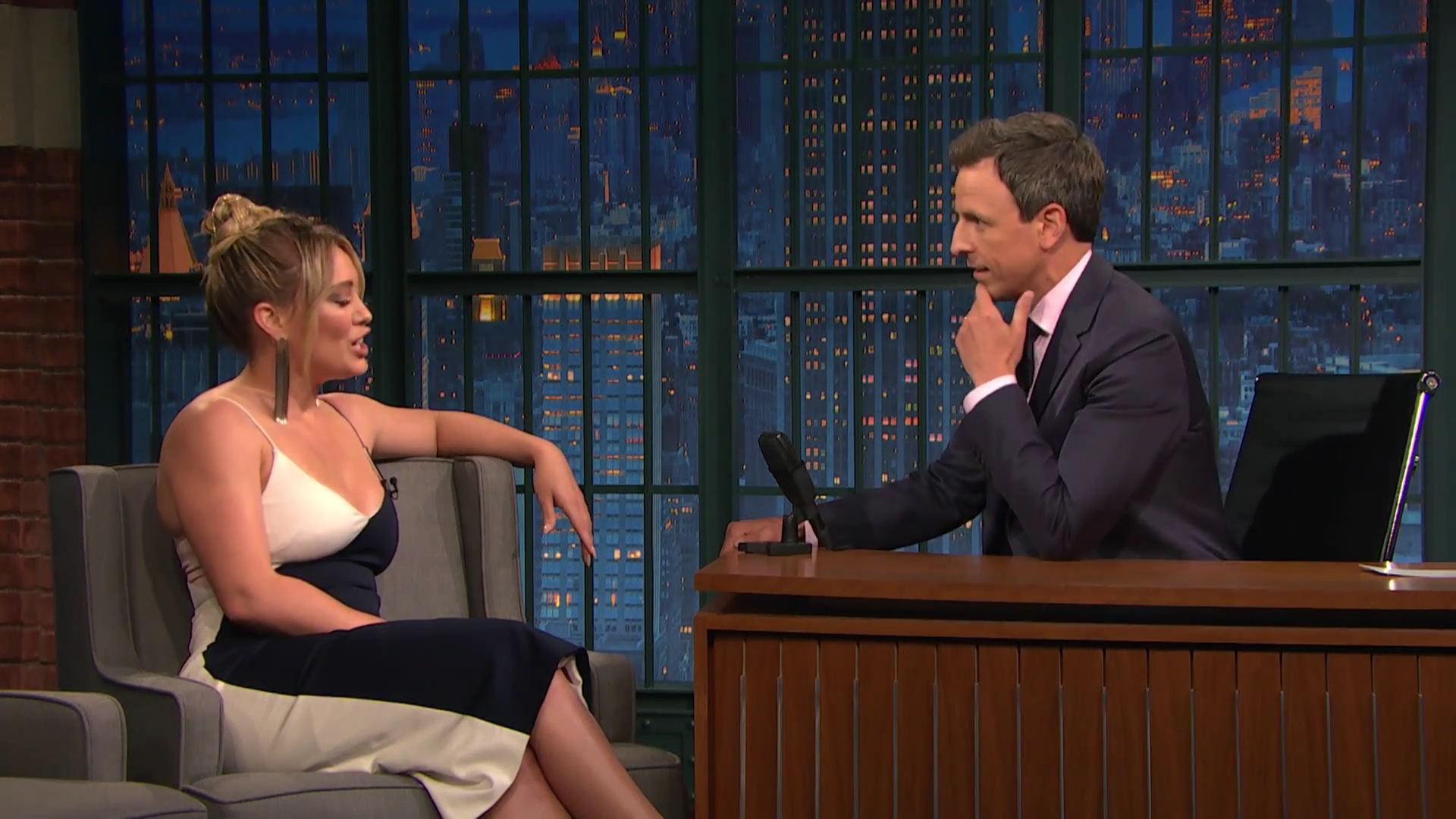 DailyDuff-dot-NL_2017LateNightWithSethMeyers0152.jpg