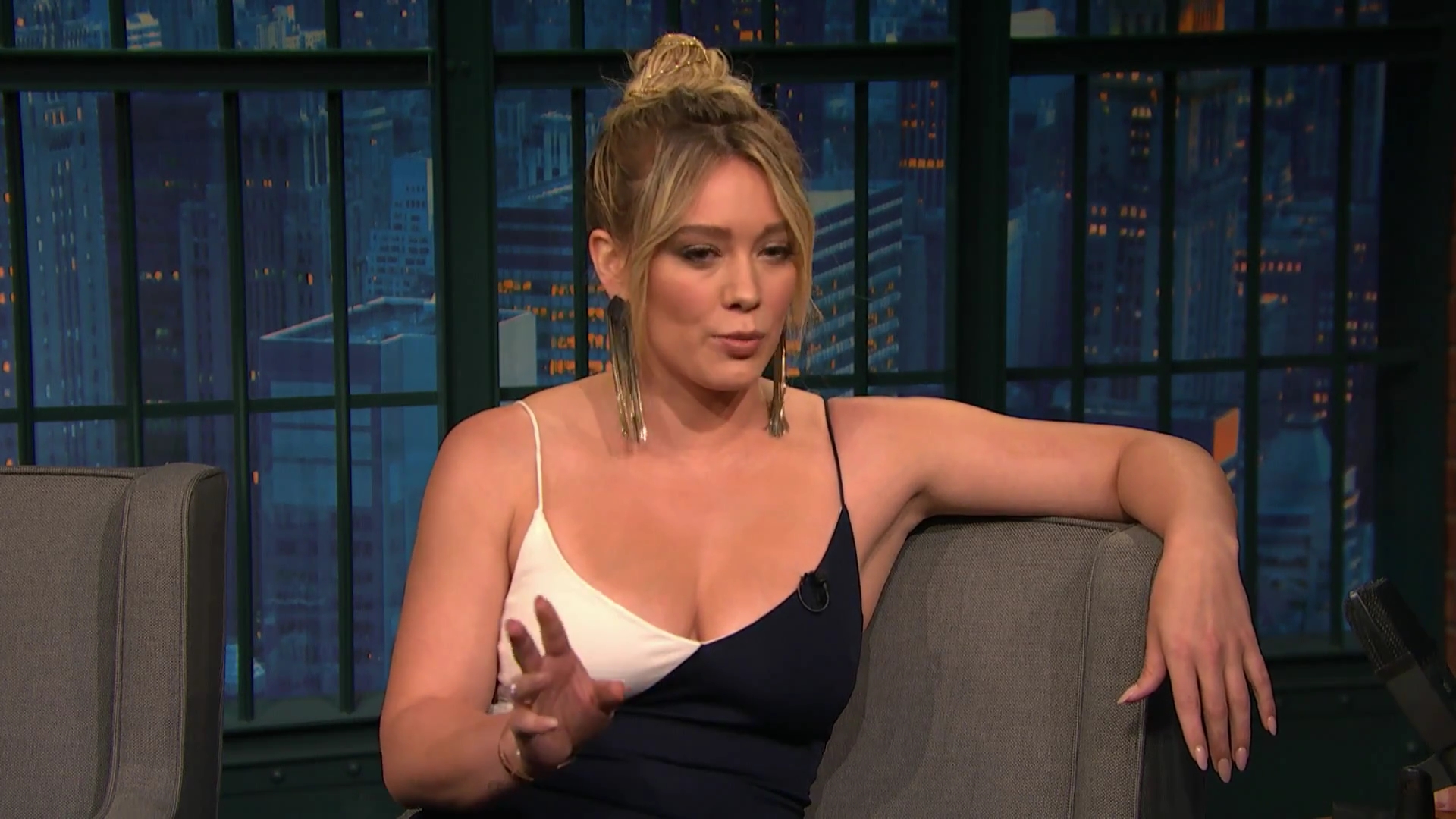 DailyDuff-dot-NL_2017LateNightWithSethMeyers0156.jpg
