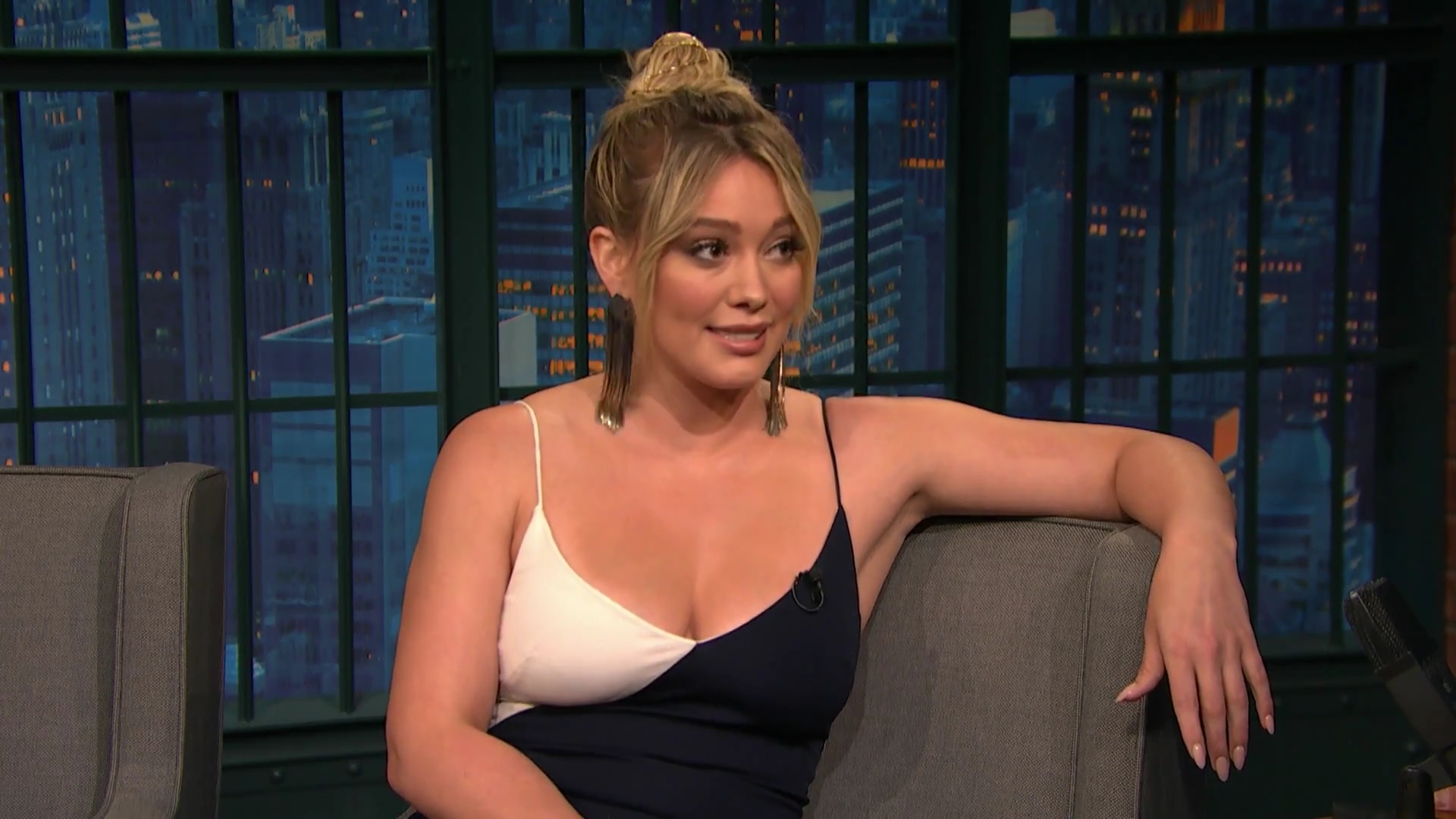 DailyDuff-dot-NL_2017LateNightWithSethMeyers0158.jpg