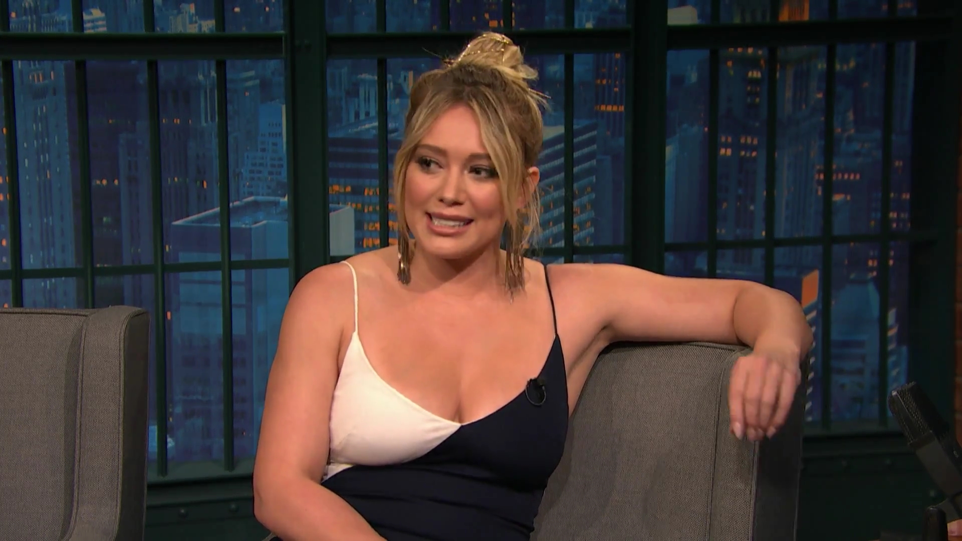 DailyDuff-dot-NL_2017LateNightWithSethMeyers0159.jpg