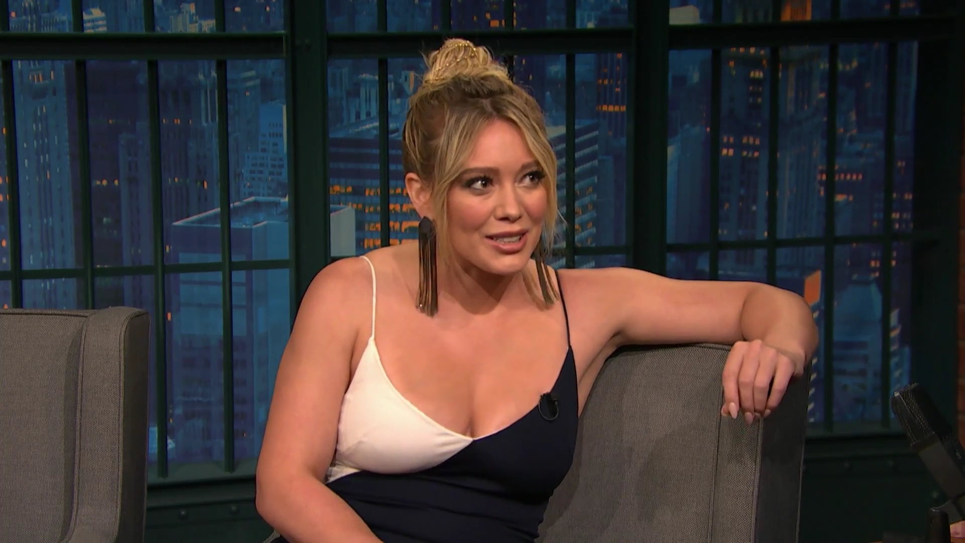 DailyDuff-dot-NL_2017LateNightWithSethMeyers0160.jpg