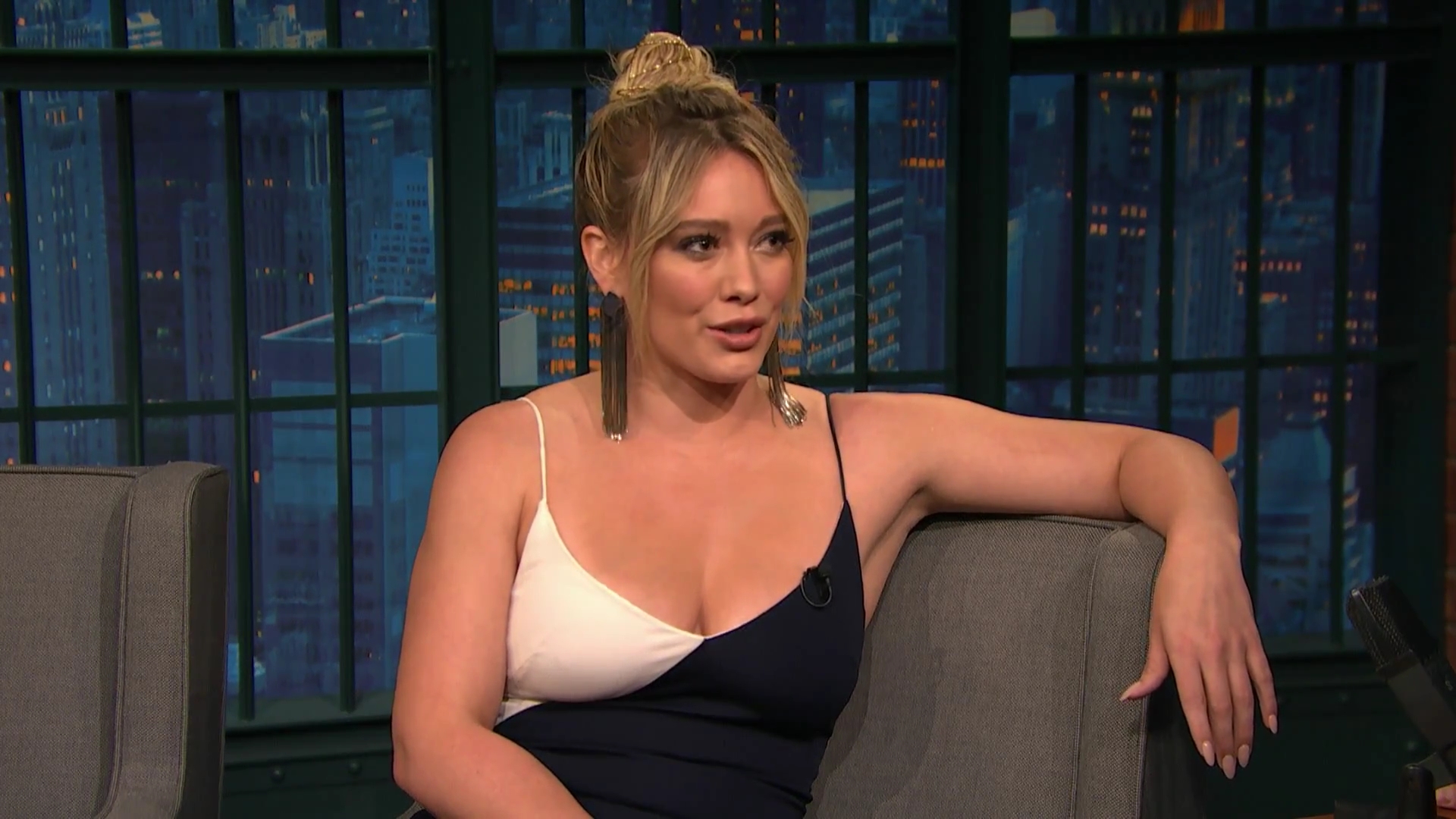DailyDuff-dot-NL_2017LateNightWithSethMeyers0174.jpg