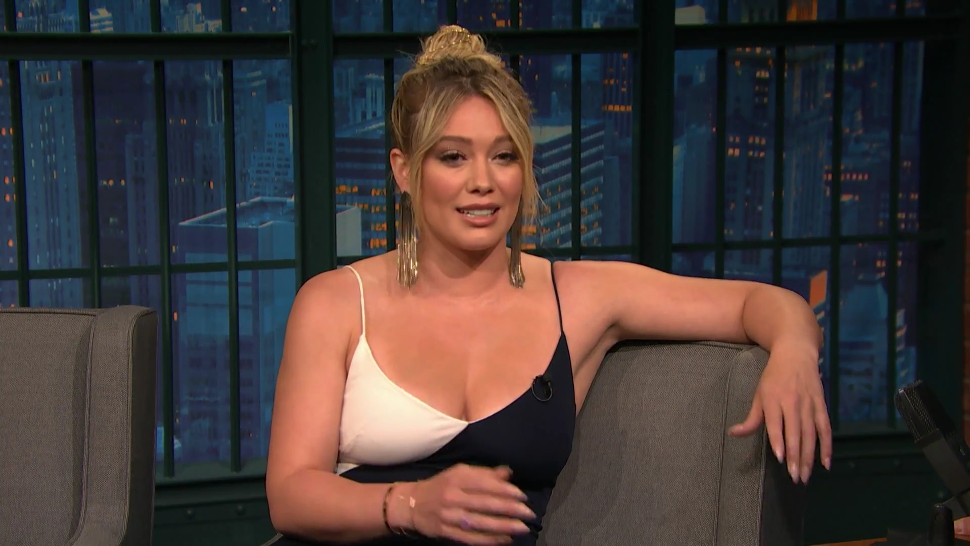 DailyDuff-dot-NL_2017LateNightWithSethMeyers0184.jpg