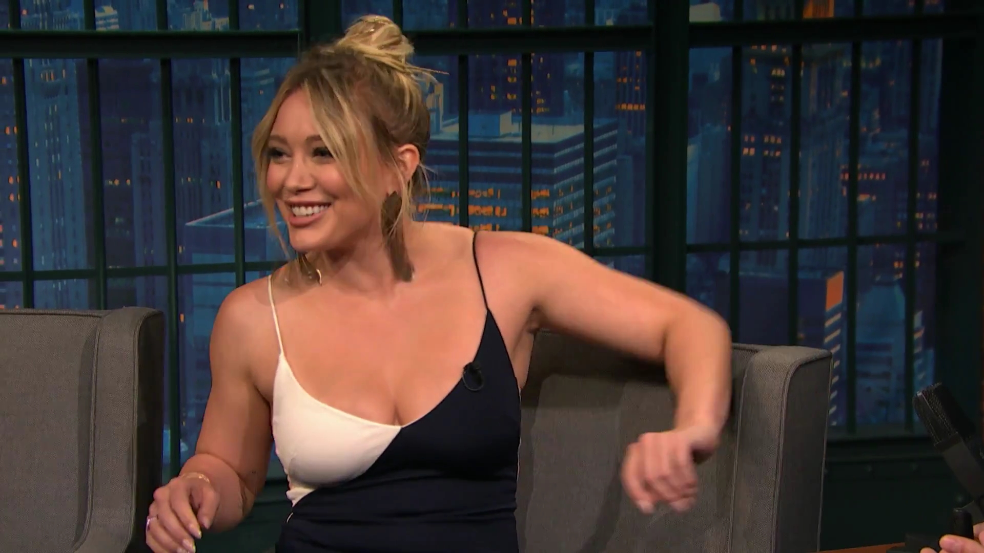 DailyDuff-dot-NL_2017LateNightWithSethMeyers0197.jpg