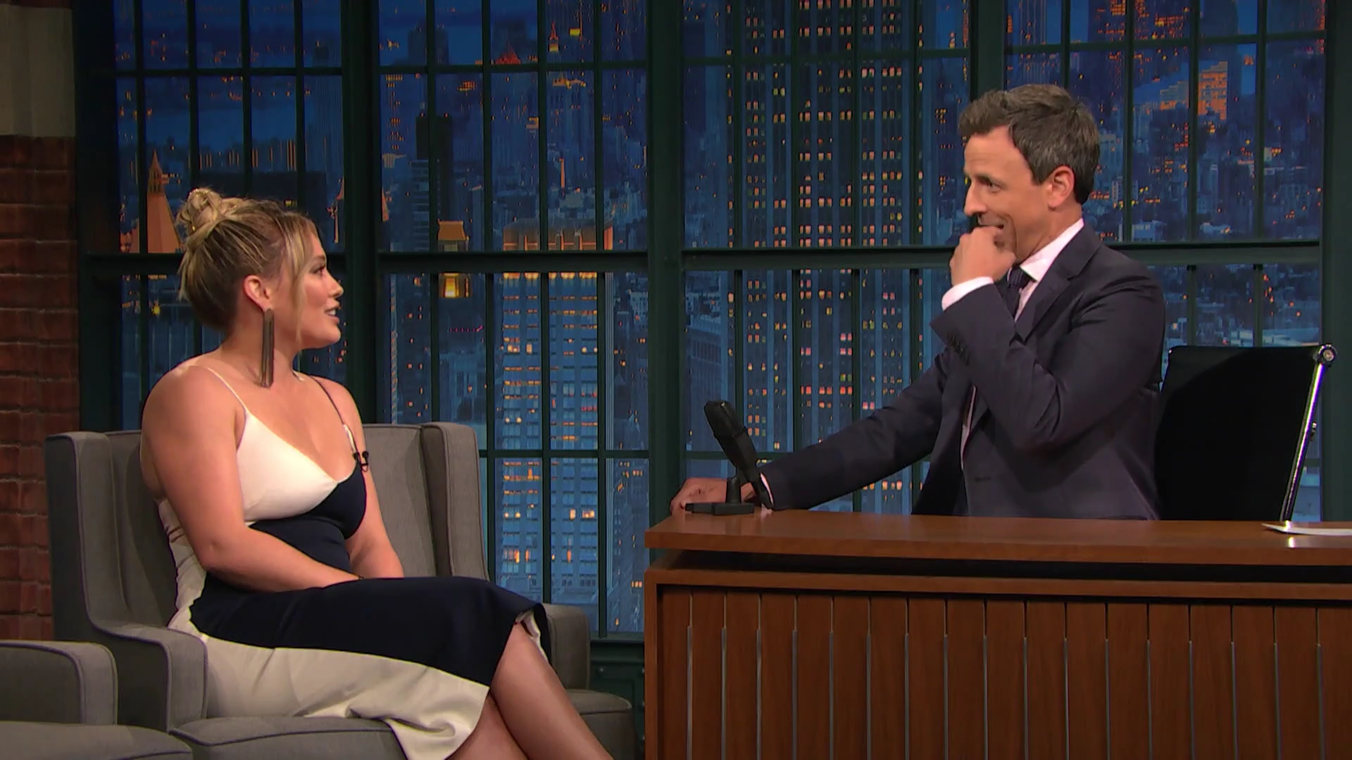 DailyDuff-dot-NL_2017LateNightWithSethMeyers0232.jpg