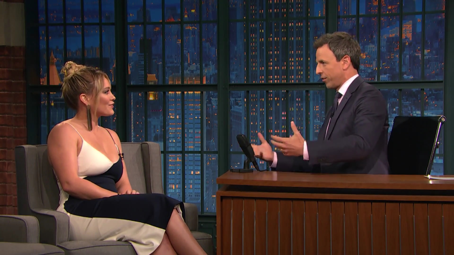 DailyDuff-dot-NL_2017LateNightWithSethMeyers0245.jpg