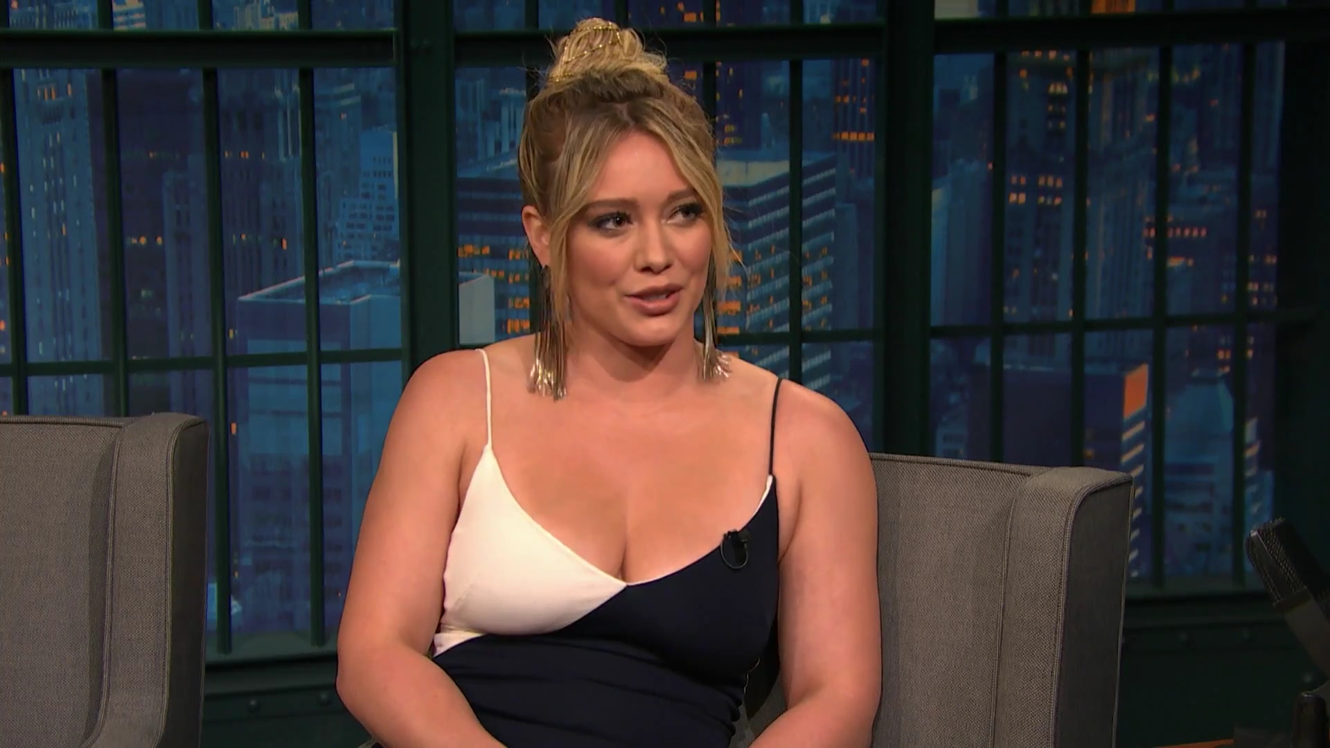 DailyDuff-dot-NL_2017LateNightWithSethMeyers0249.jpg