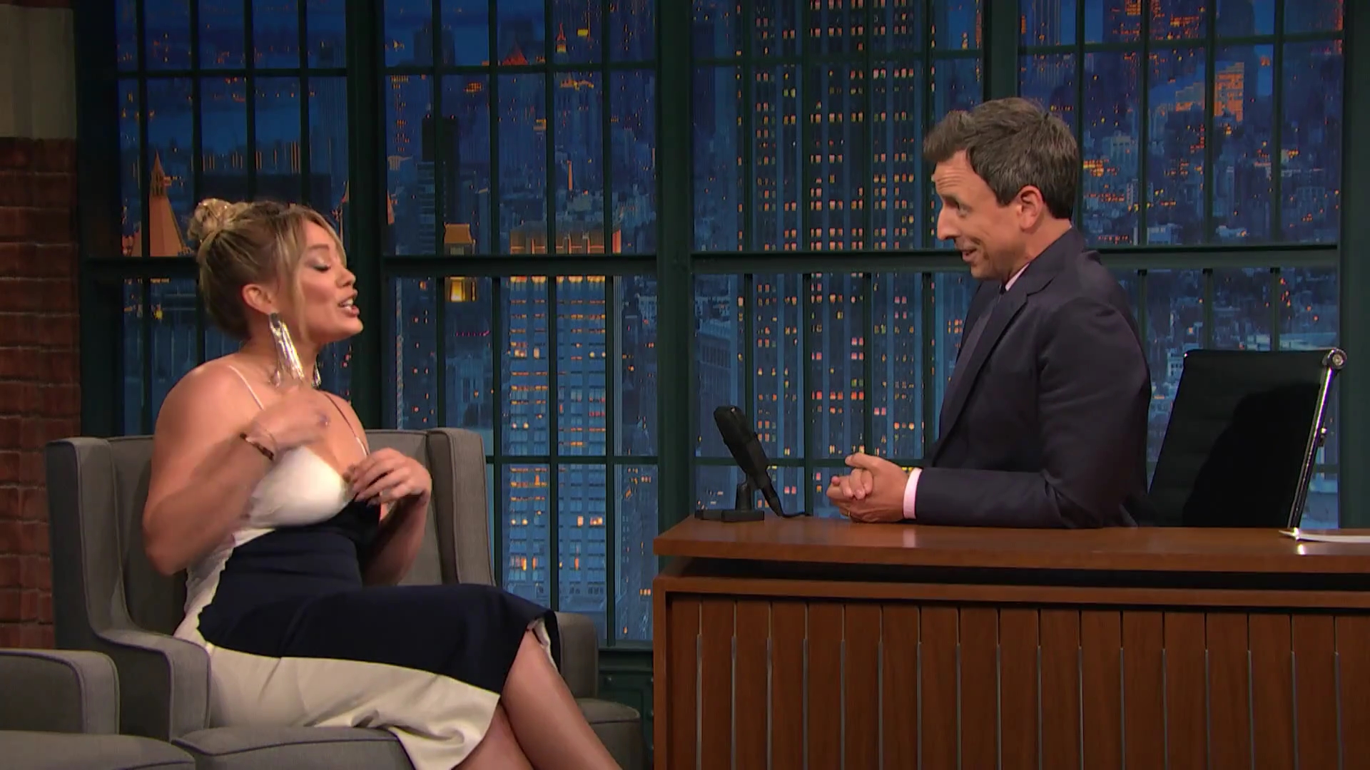DailyDuff-dot-NL_2017LateNightWithSethMeyers0257.jpg