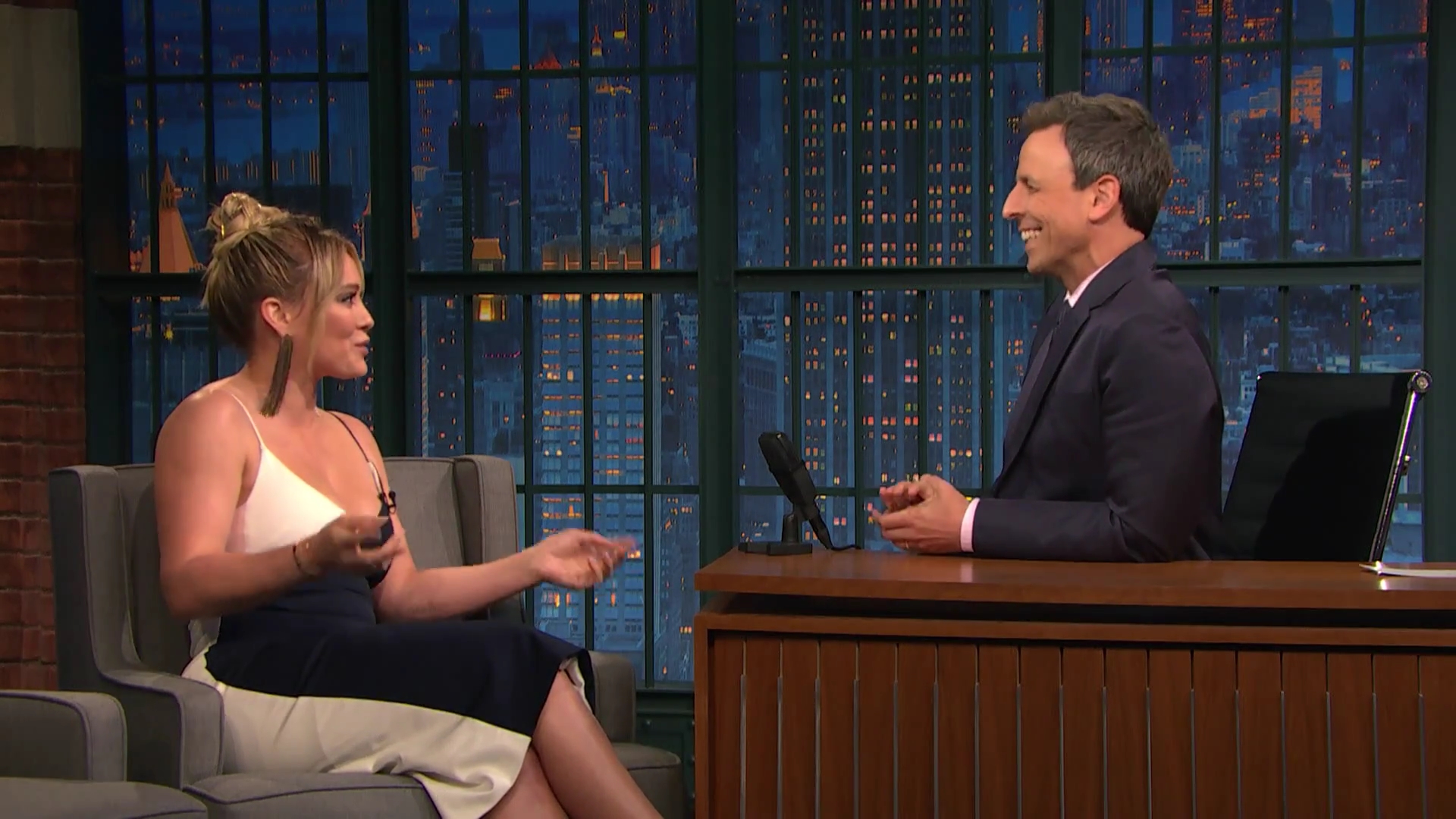DailyDuff-dot-NL_2017LateNightWithSethMeyers0260.jpg