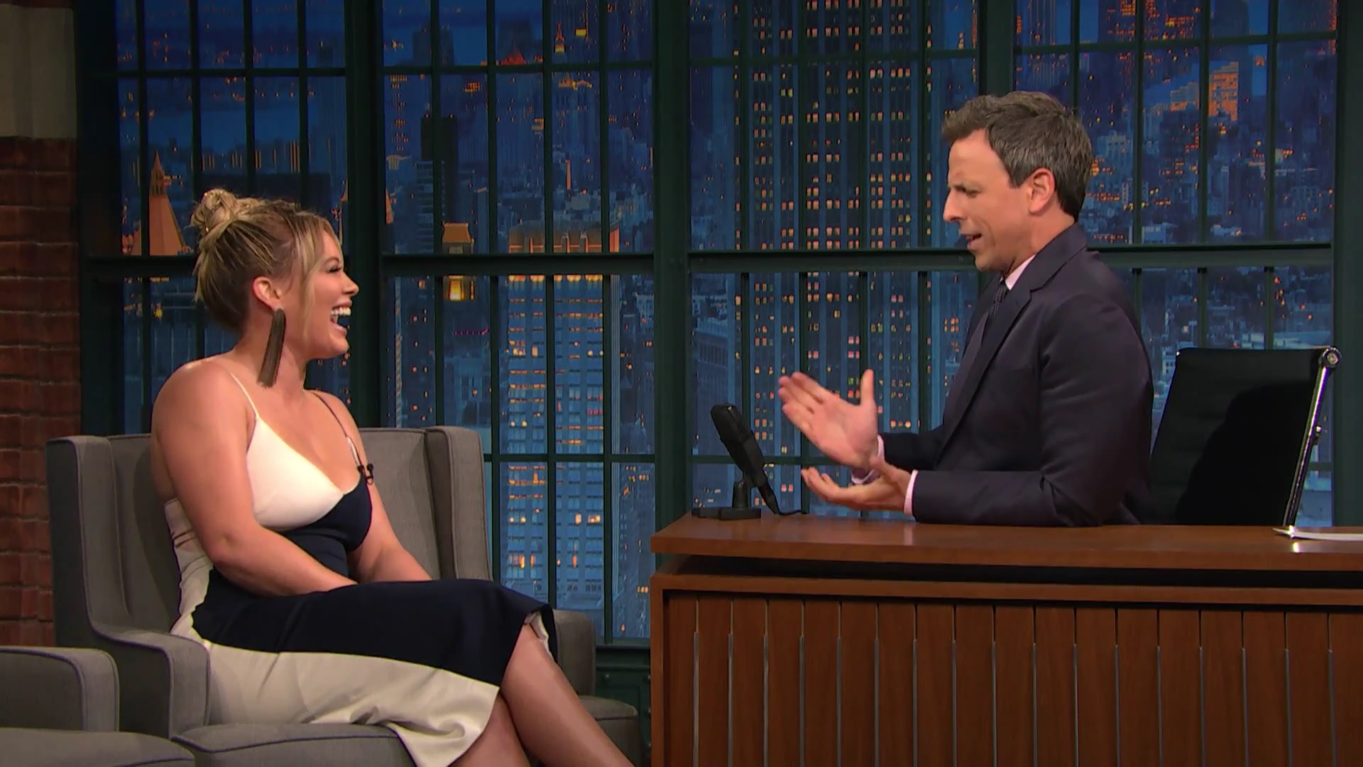 DailyDuff-dot-NL_2017LateNightWithSethMeyers0274.jpg
