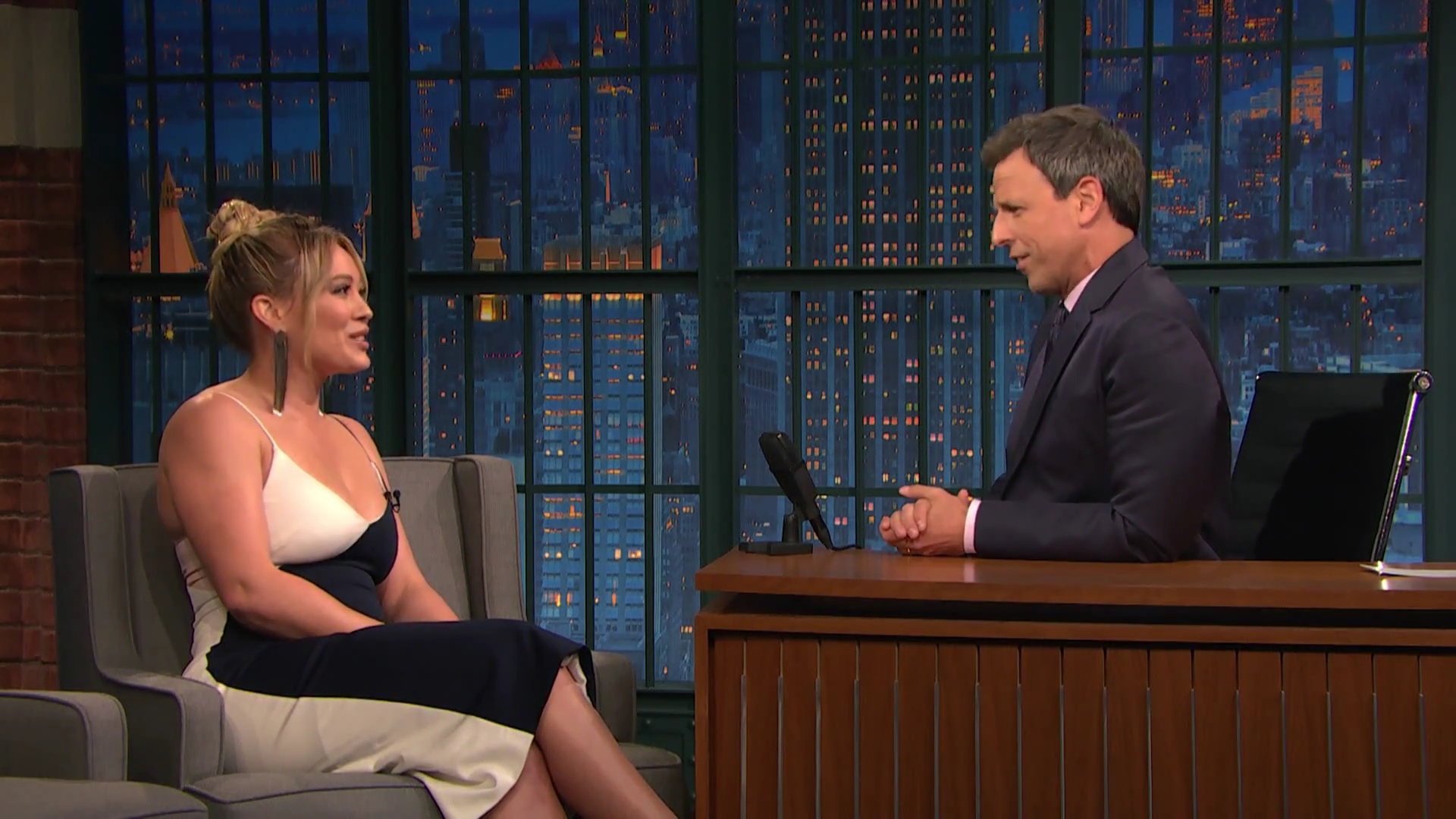 DailyDuff-dot-NL_2017LateNightWithSethMeyers0276.jpg