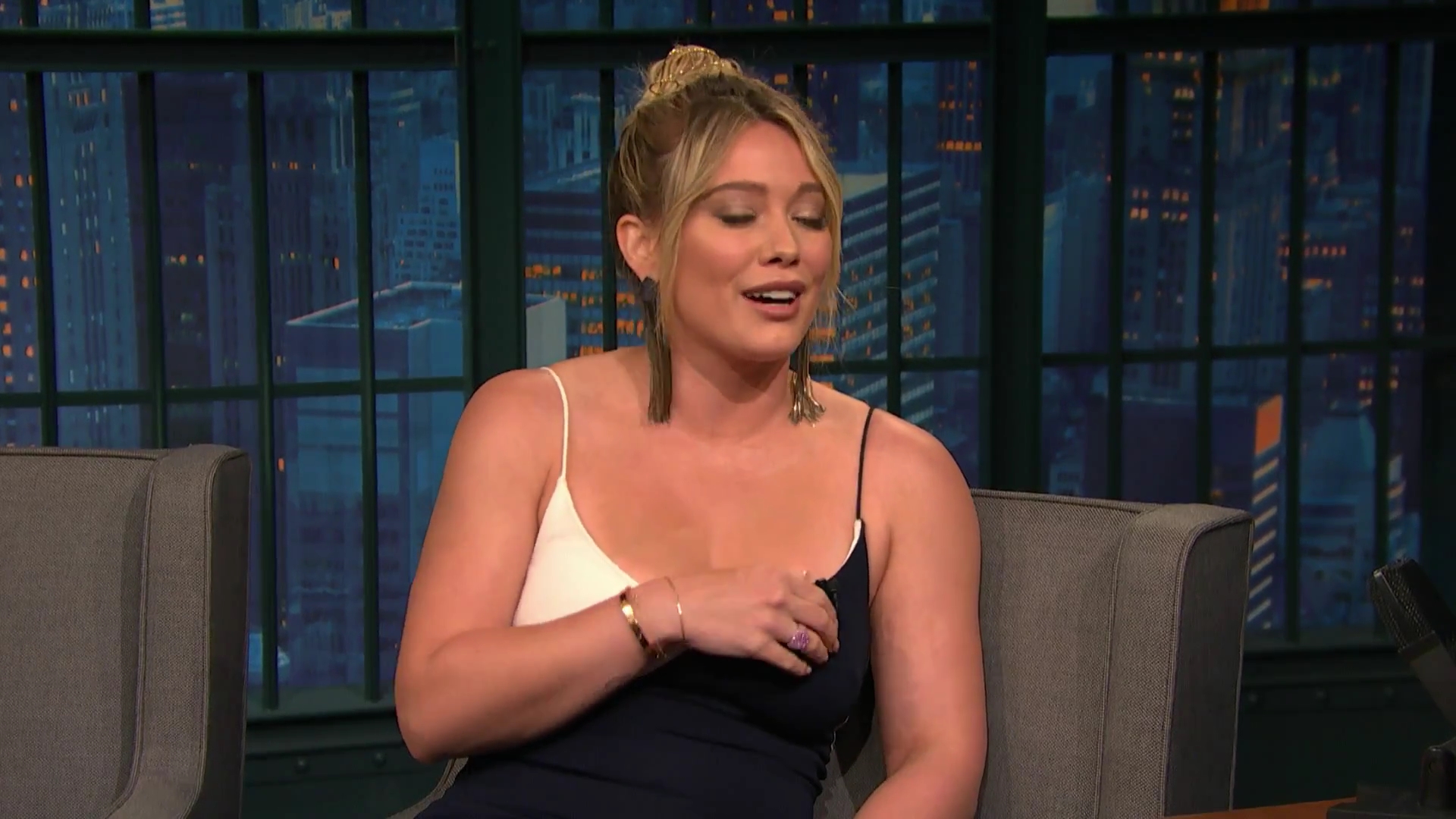 DailyDuff-dot-NL_2017LateNightWithSethMeyers0314.jpg DailyDuff-dot-NL_2017LateNightWithSethMeyers0314.jpg