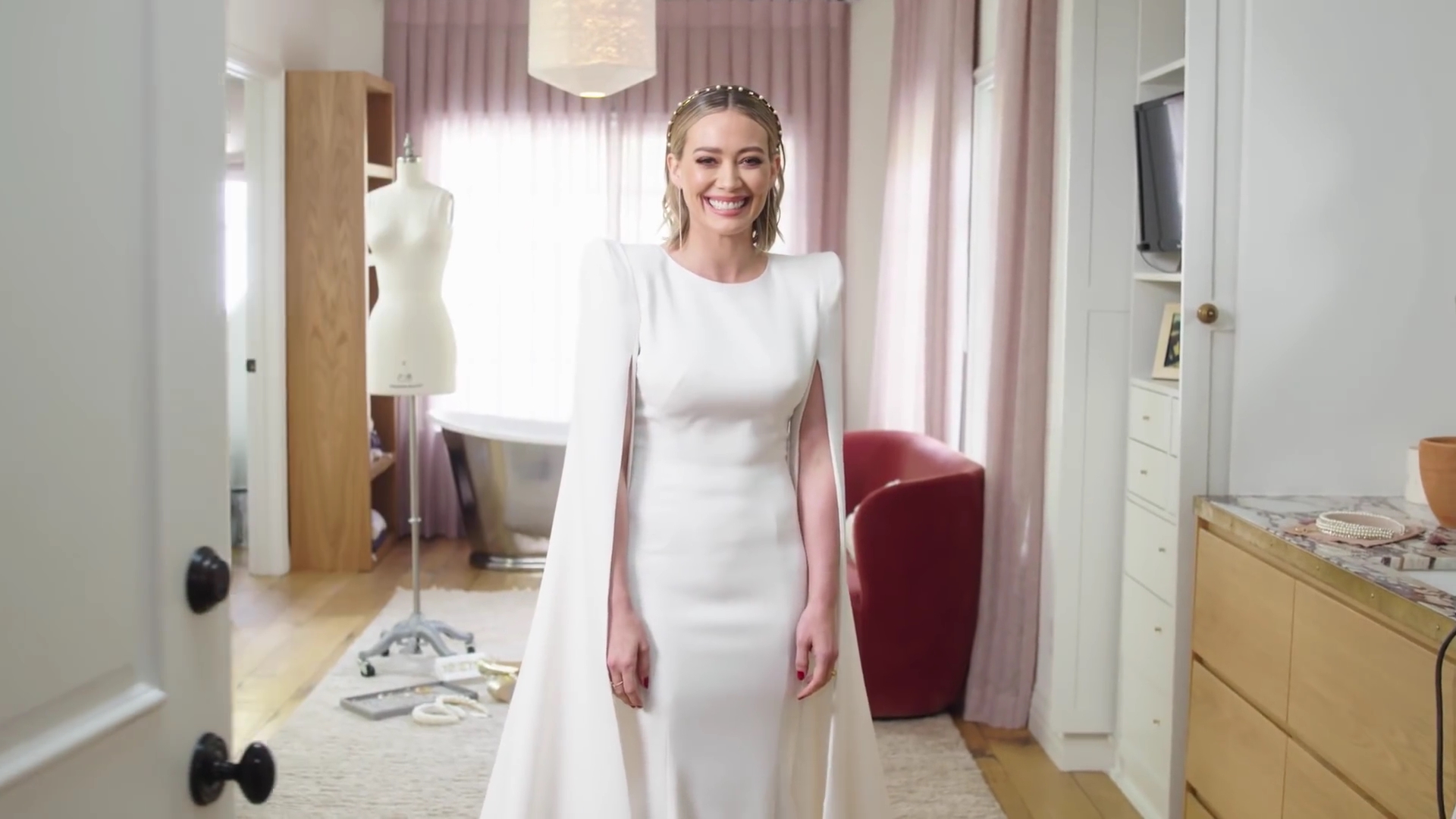 DailyDuff-dot-nl_2019Vogue-InsideWeddingDressFitting0413.jpg