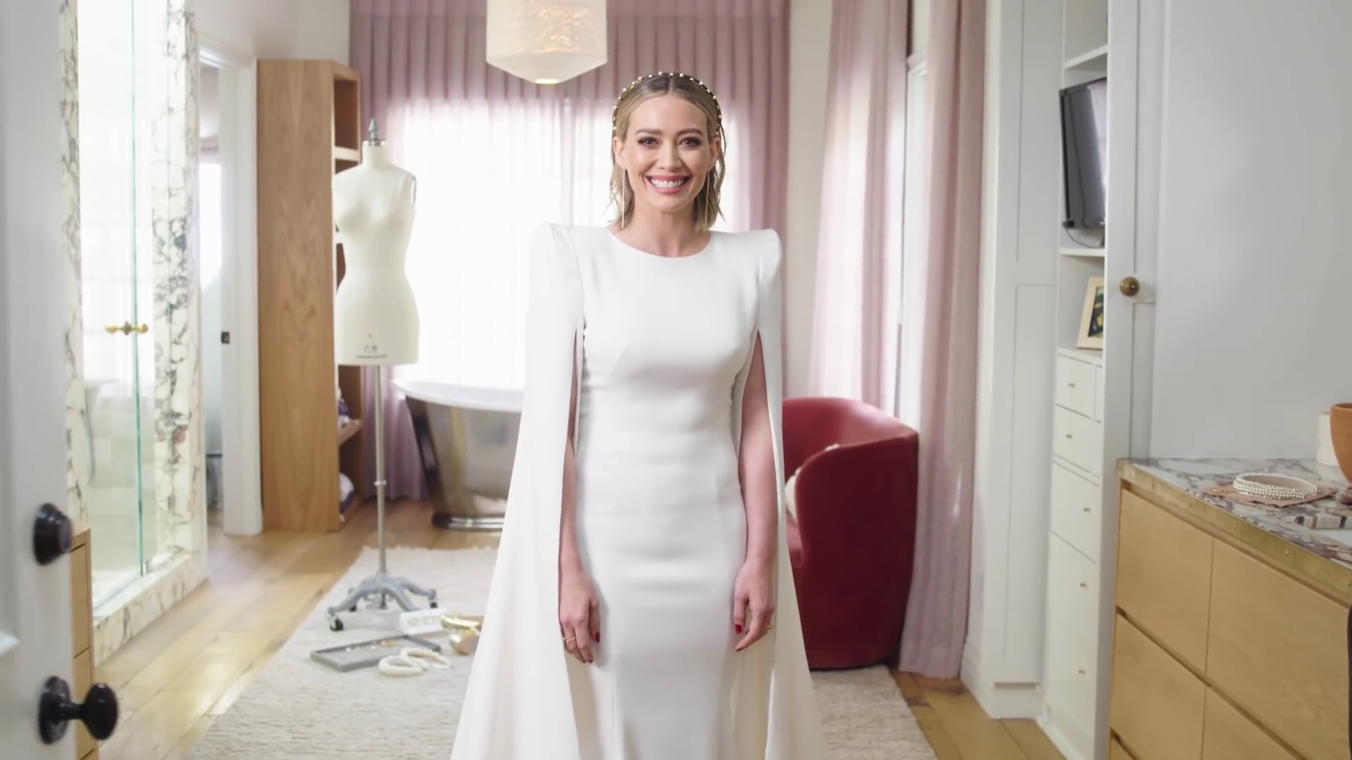 DailyDuff-dot-nl_2019Vogue-InsideWeddingDressFitting0414.jpg