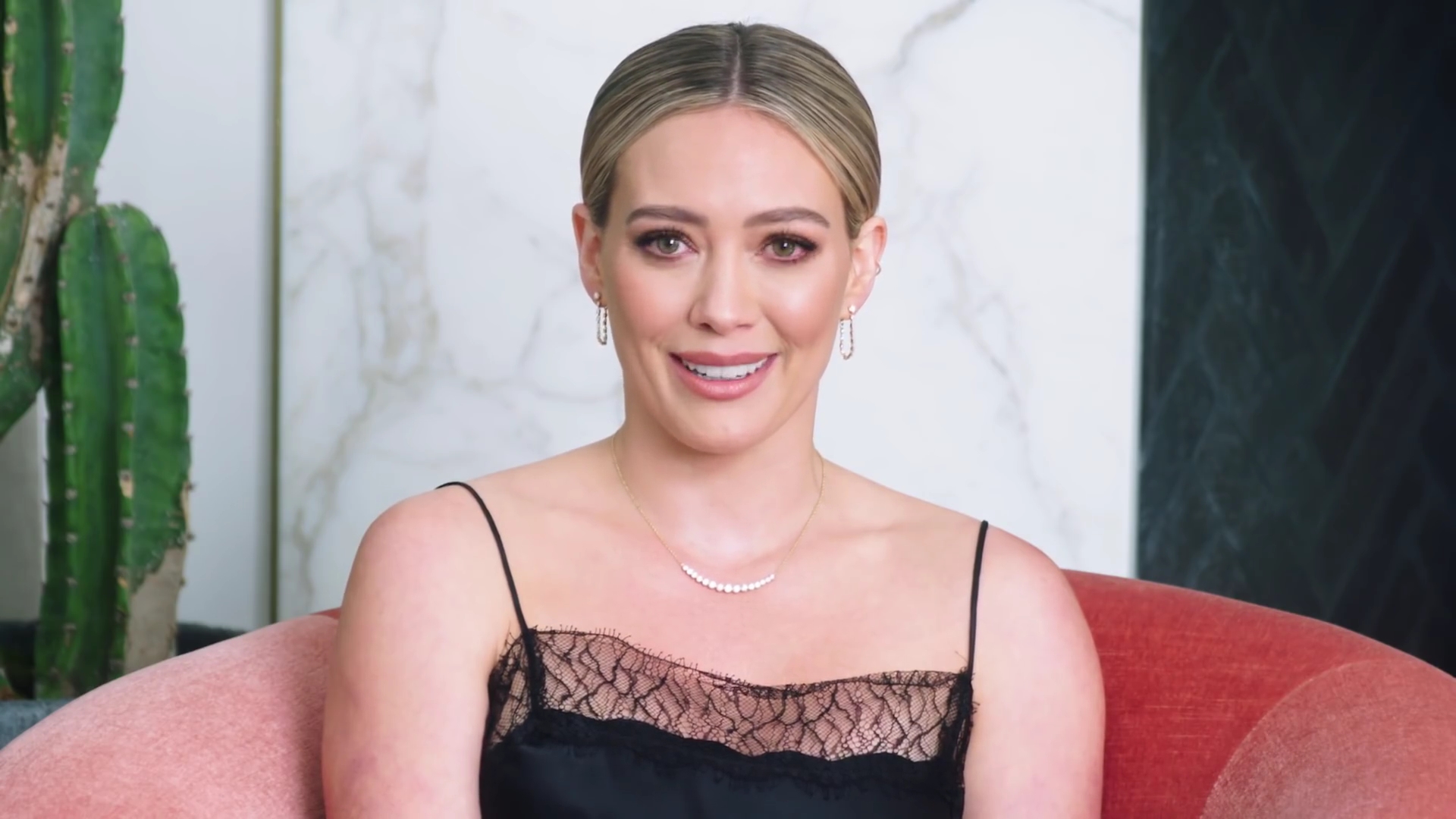 DailyDuff-dot-nl_2019Vogue-InsideWeddingDressFitting0818.jpg DailyDuff-dot-nl_2019Vogue-InsideWeddingDressFitting0818.jpg