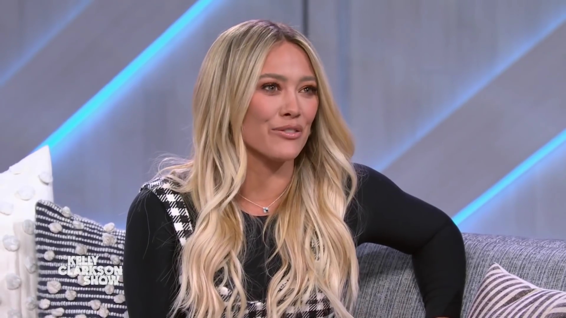 DailyDuff-dot-nl_2022TheKellyClarksonShow0070.jpg DailyDuff-dot-nl_2022TheKellyClarksonShow0070.jpg