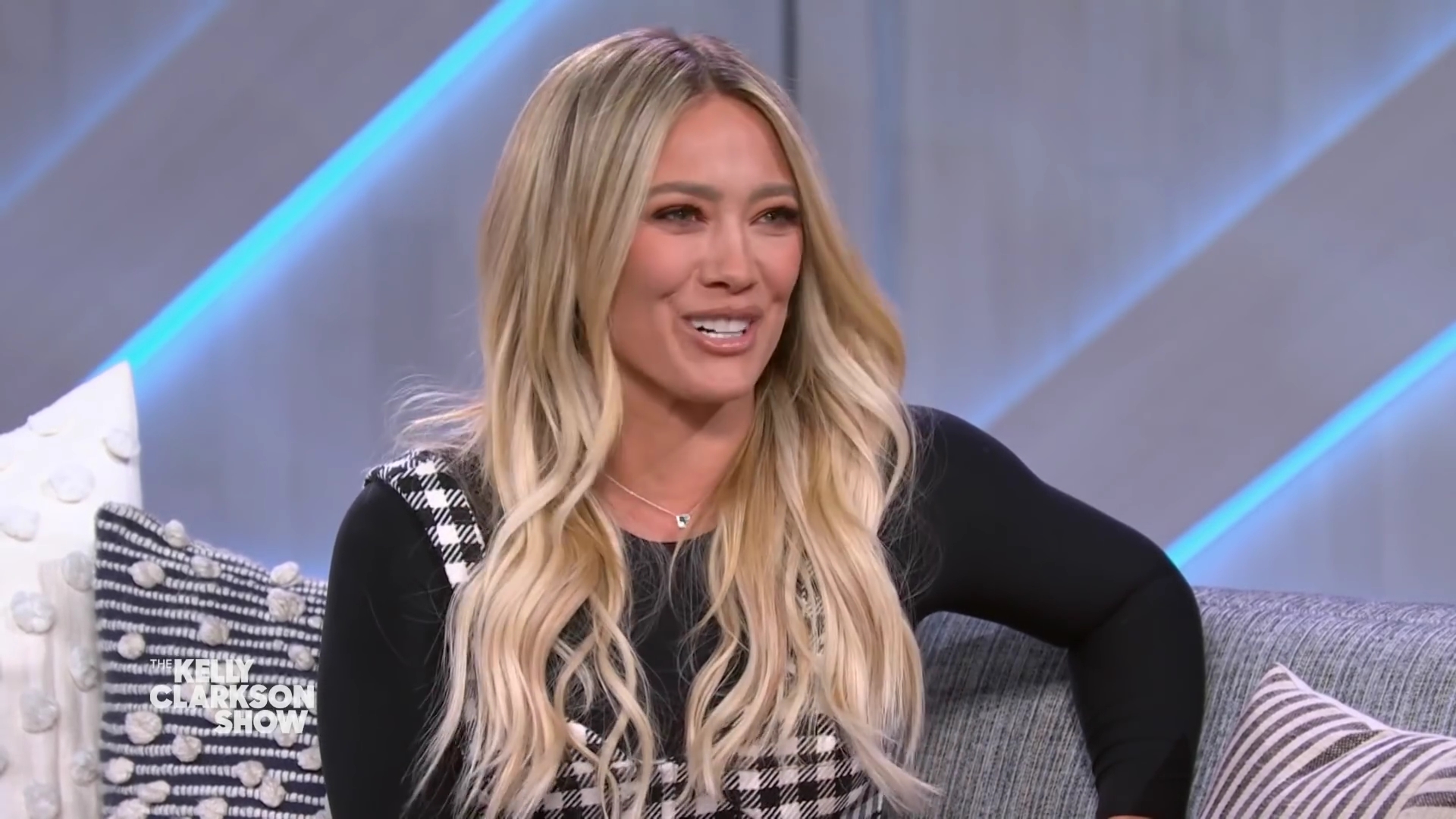DailyDuff-dot-nl_2022TheKellyClarksonShow0132.jpg DailyDuff-dot-nl_2022TheKellyClarksonShow0132.jpg