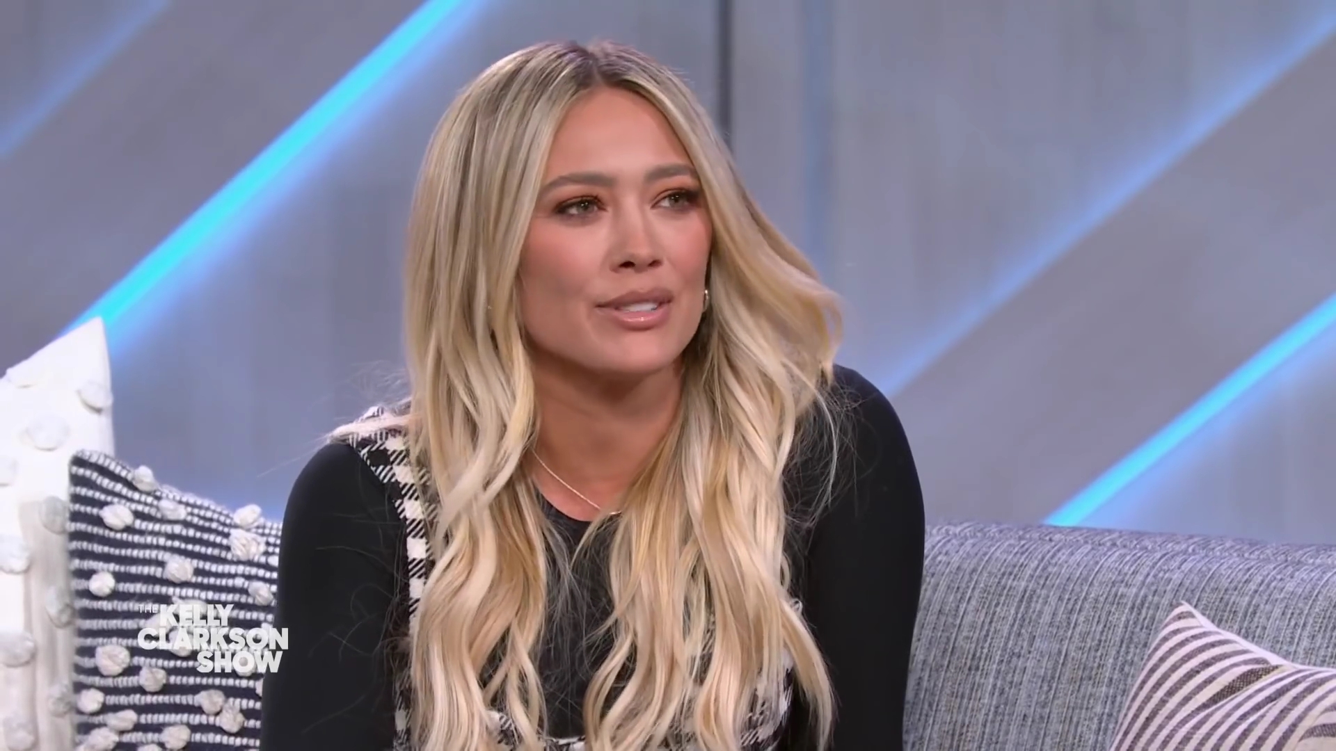 DailyDuff-dot-nl_2022TheKellyClarksonShow0158.jpg DailyDuff-dot-nl_2022TheKellyClarksonShow0158.jpg