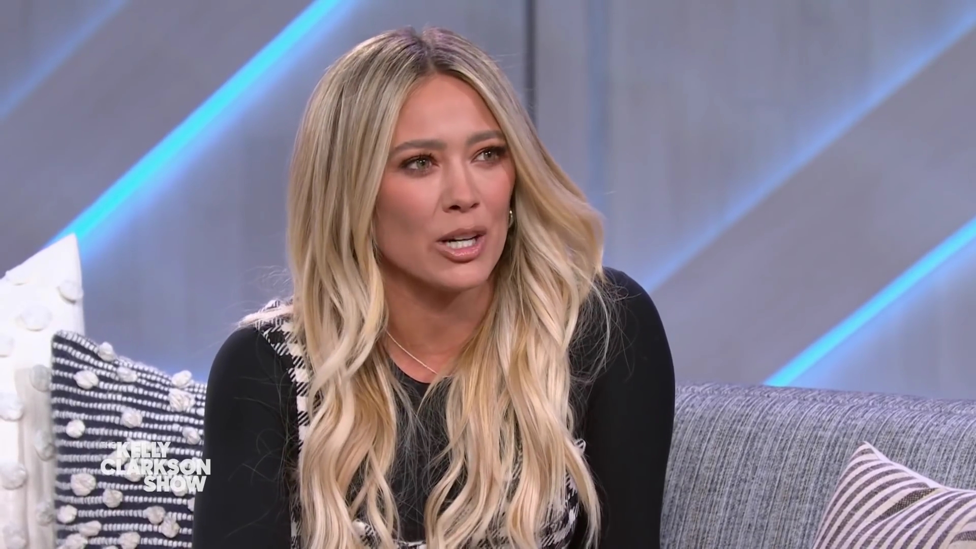 DailyDuff-dot-nl_2022TheKellyClarksonShow0159.jpg DailyDuff-dot-nl_2022TheKellyClarksonShow0159.jpg