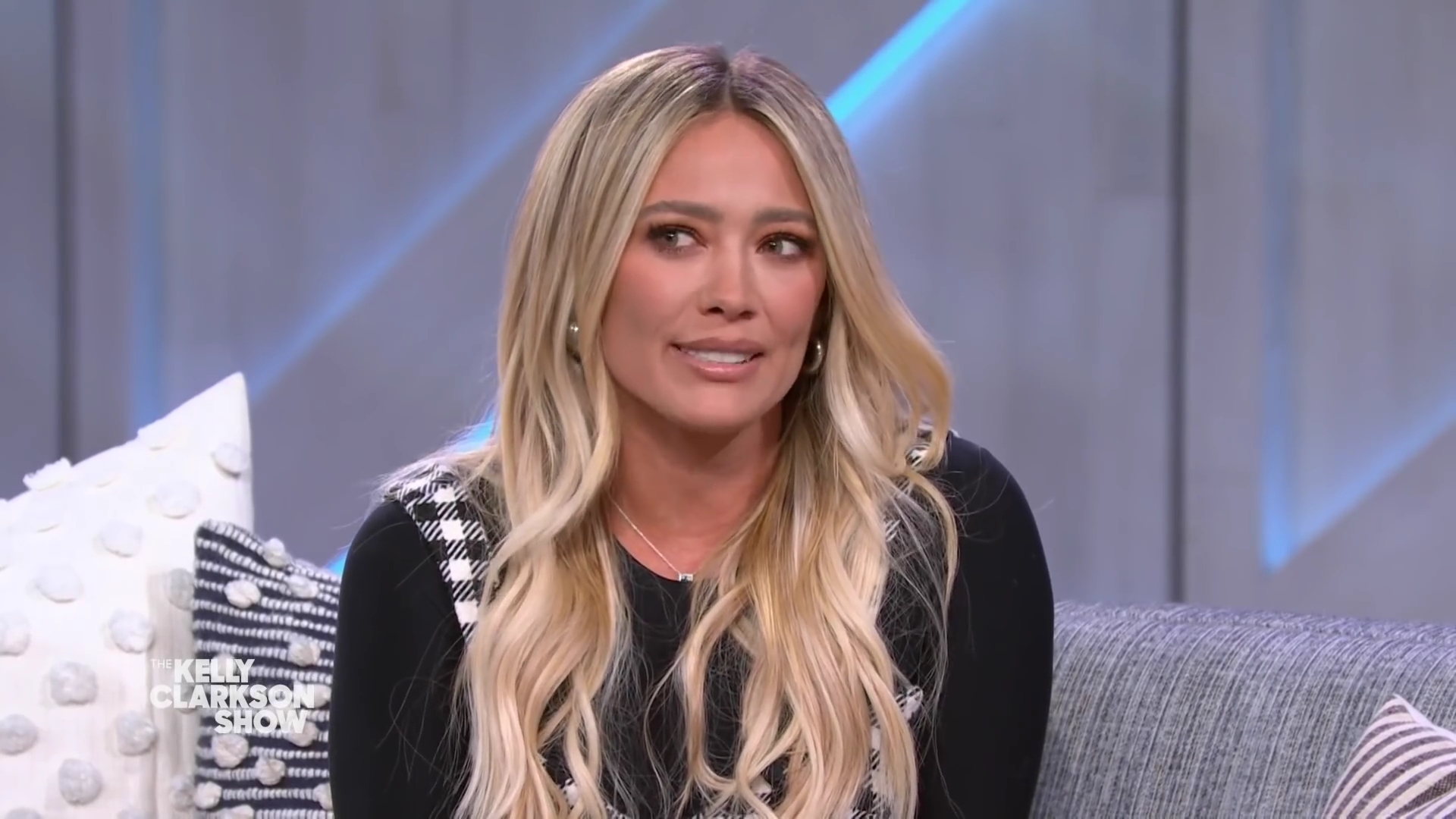 DailyDuff-dot-nl_2022TheKellyClarksonShow0395.jpg
