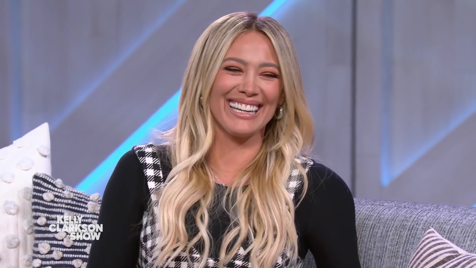 DailyDuff-dot-nl_2022TheKellyClarksonShow0547.jpg