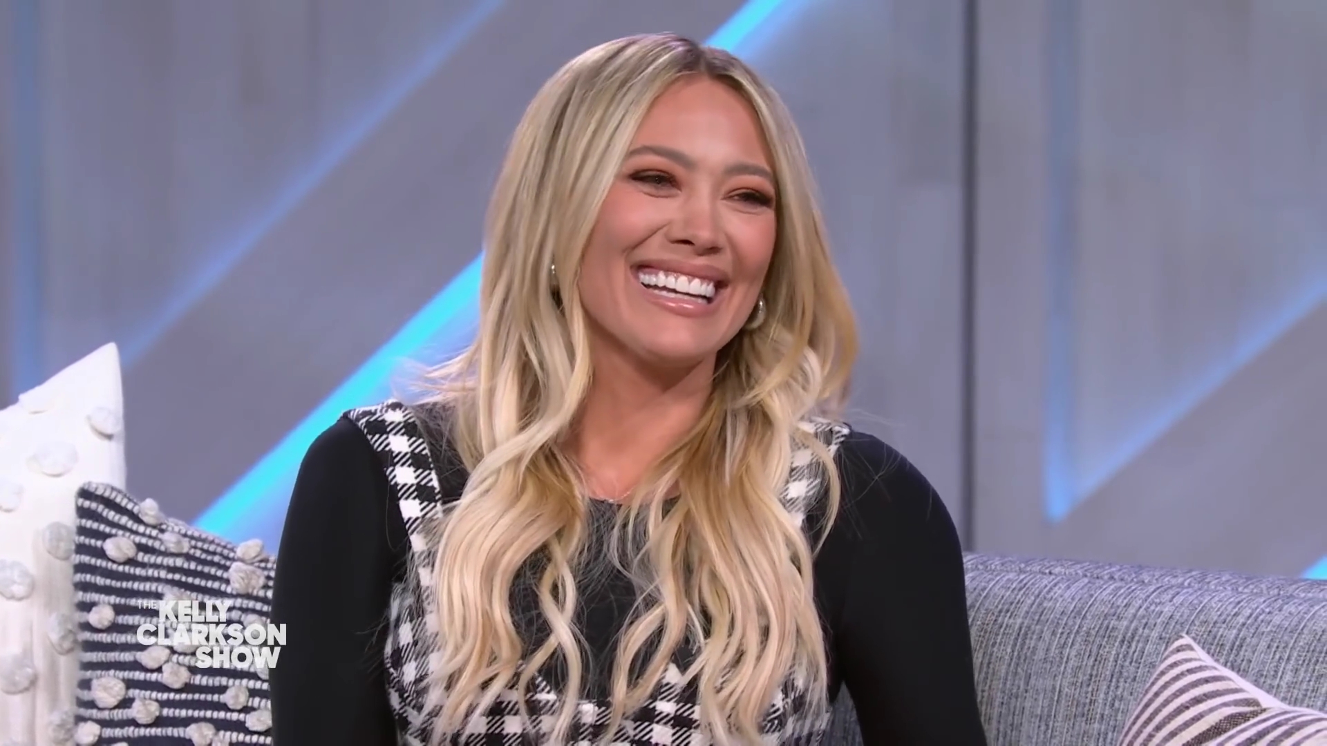 DailyDuff-dot-nl_2022TheKellyClarksonShow0548.jpg