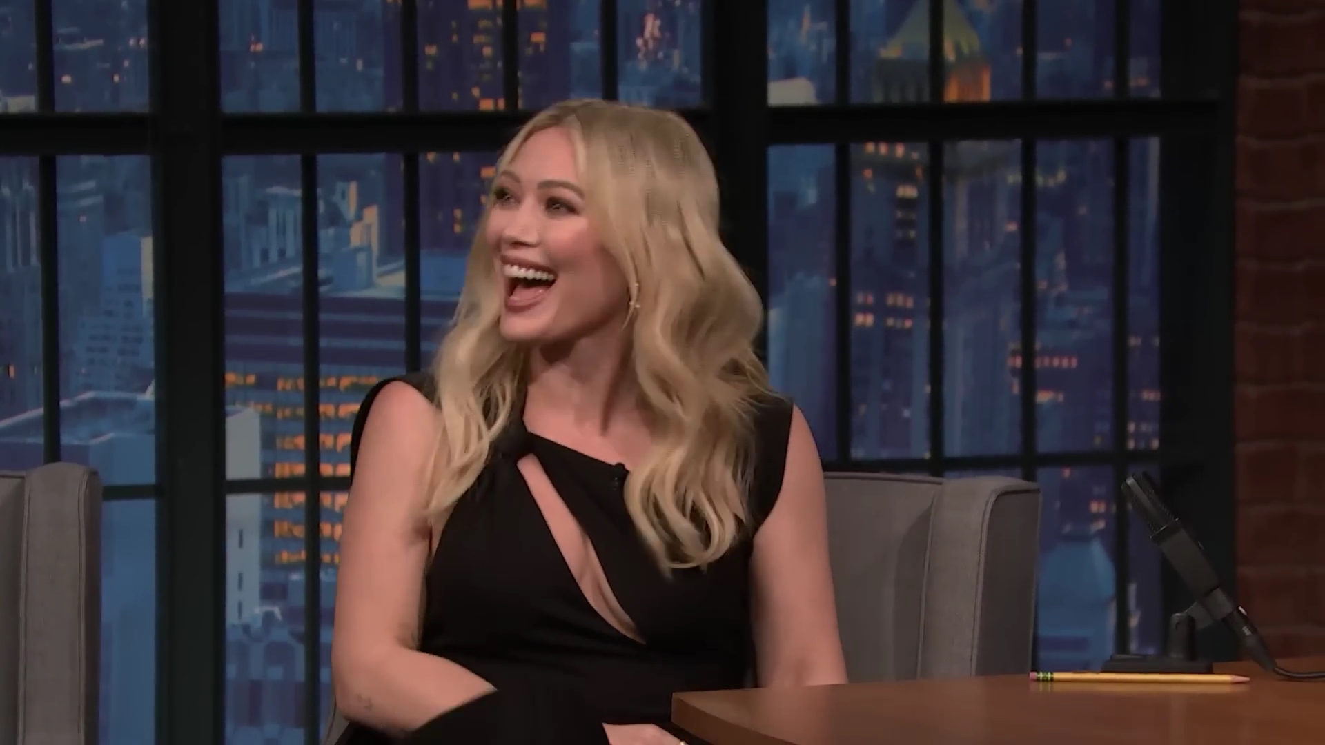 DailyDuff-dot-nl_2023LateNightwithSethMeyers0060.jpg DailyDuff-dot-nl_2023LateNightwithSethMeyers0060.jpg