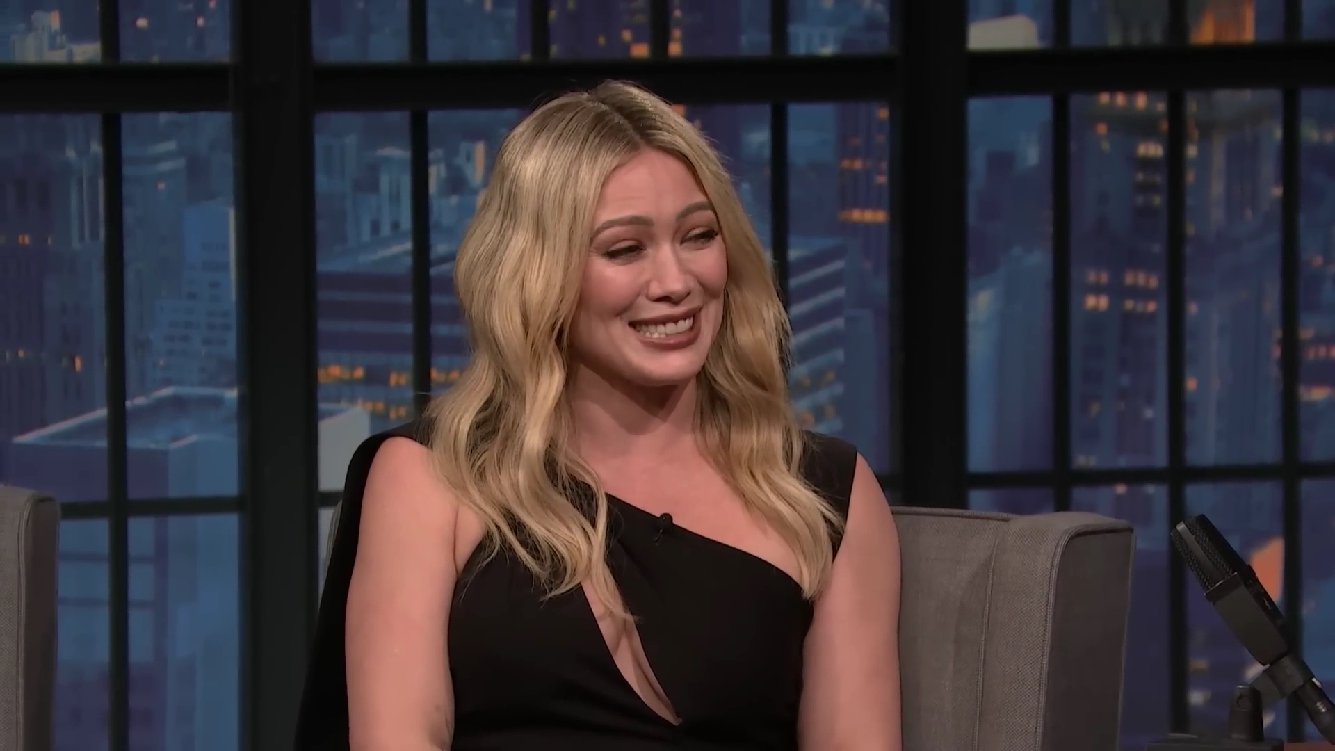 DailyDuff-dot-nl_2023LateNightwithSethMeyers0128.jpg DailyDuff-dot-nl_2023LateNightwithSethMeyers0128.jpg