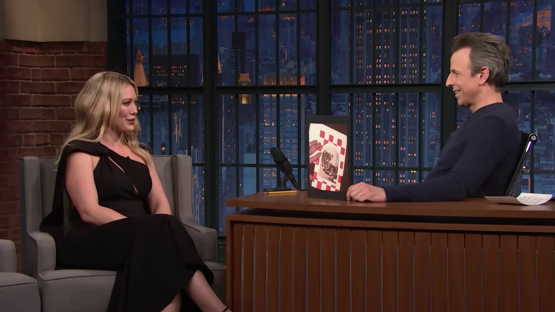 DailyDuff-dot-nl_2023LateNightwithSethMeyers0230.jpg DailyDuff-dot-nl_2023LateNightwithSethMeyers0230.jpg