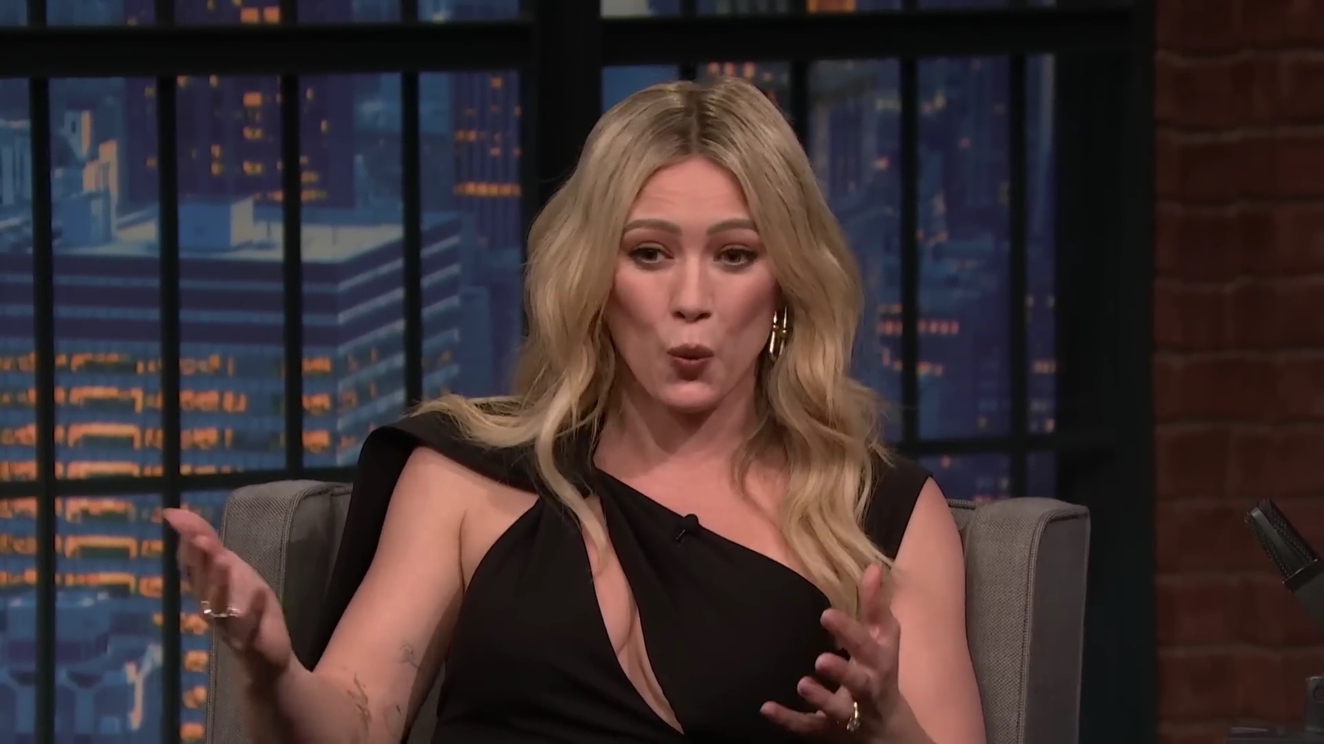 DailyDuff-dot-nl_2023LateNightwithSethMeyers0319.jpg DailyDuff-dot-nl_2023LateNightwithSethMeyers0319.jpg