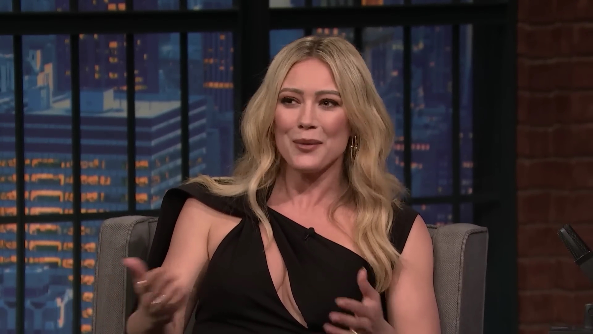 DailyDuff-dot-nl_2023LateNightwithSethMeyers0320.jpg DailyDuff-dot-nl_2023LateNightwithSethMeyers0320.jpg